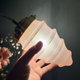 Suspension globe vintage en verre rose dépoli