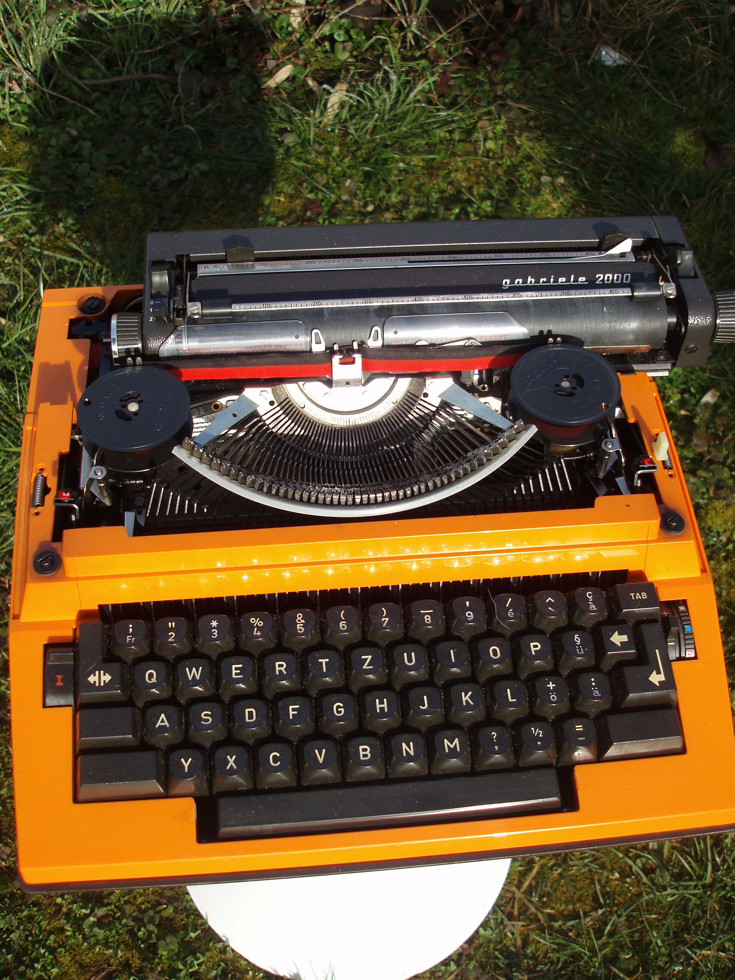 Electric writing machine adler orange and black with its suitcase