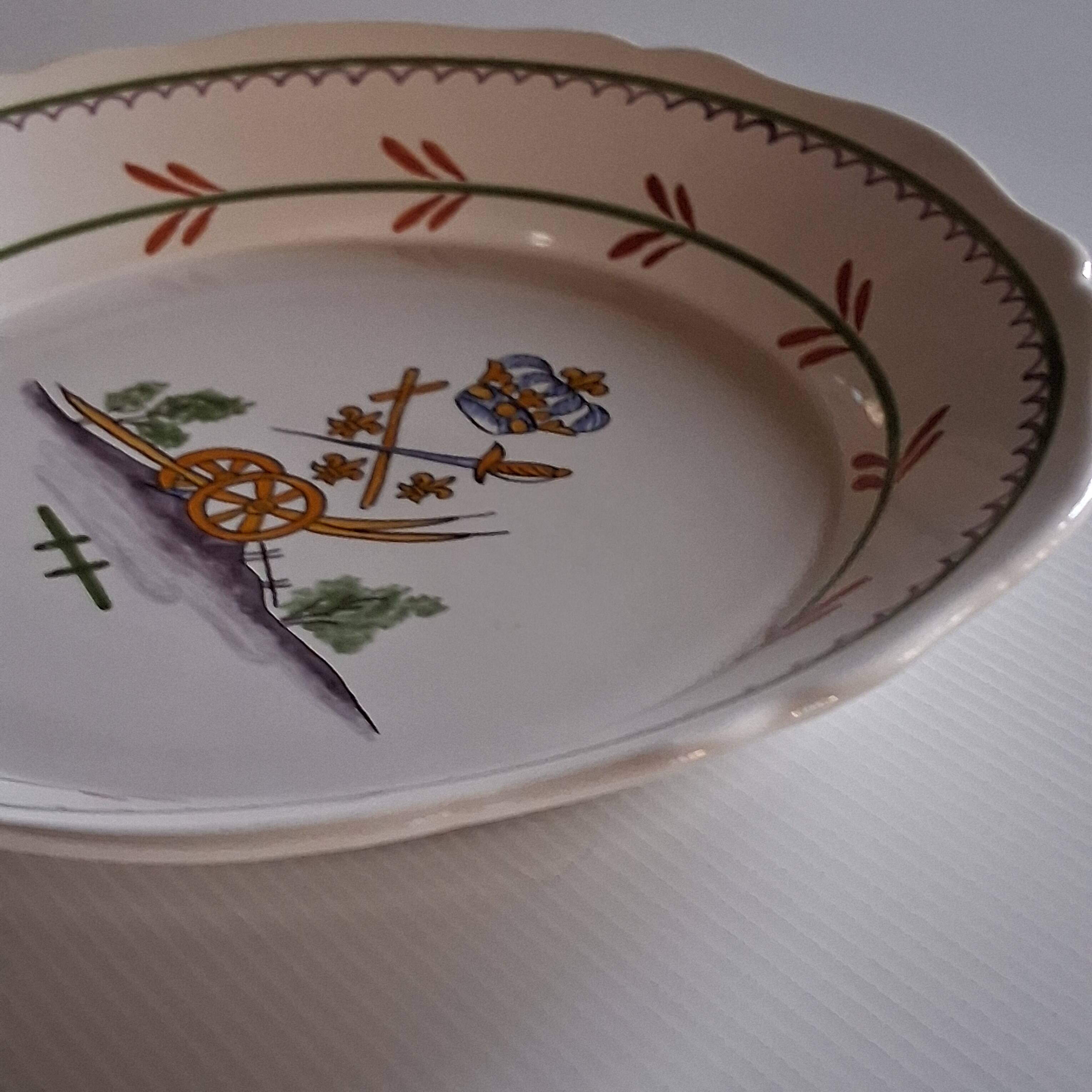 Slightly hollow dish with wavy edge in very good condition from Nevers.