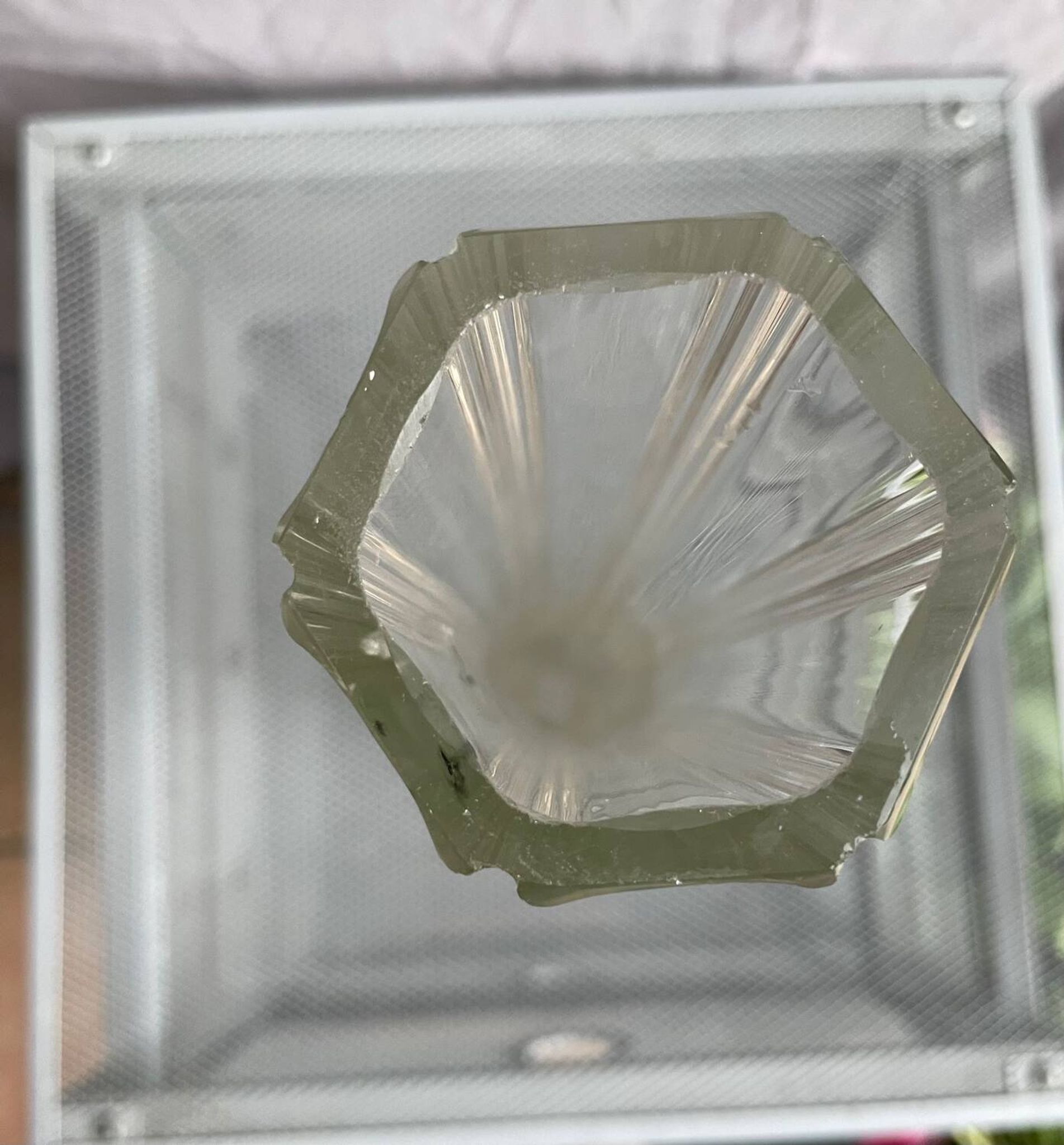 Vase, Soliflore à 6 pans dentelés  XXe siècle