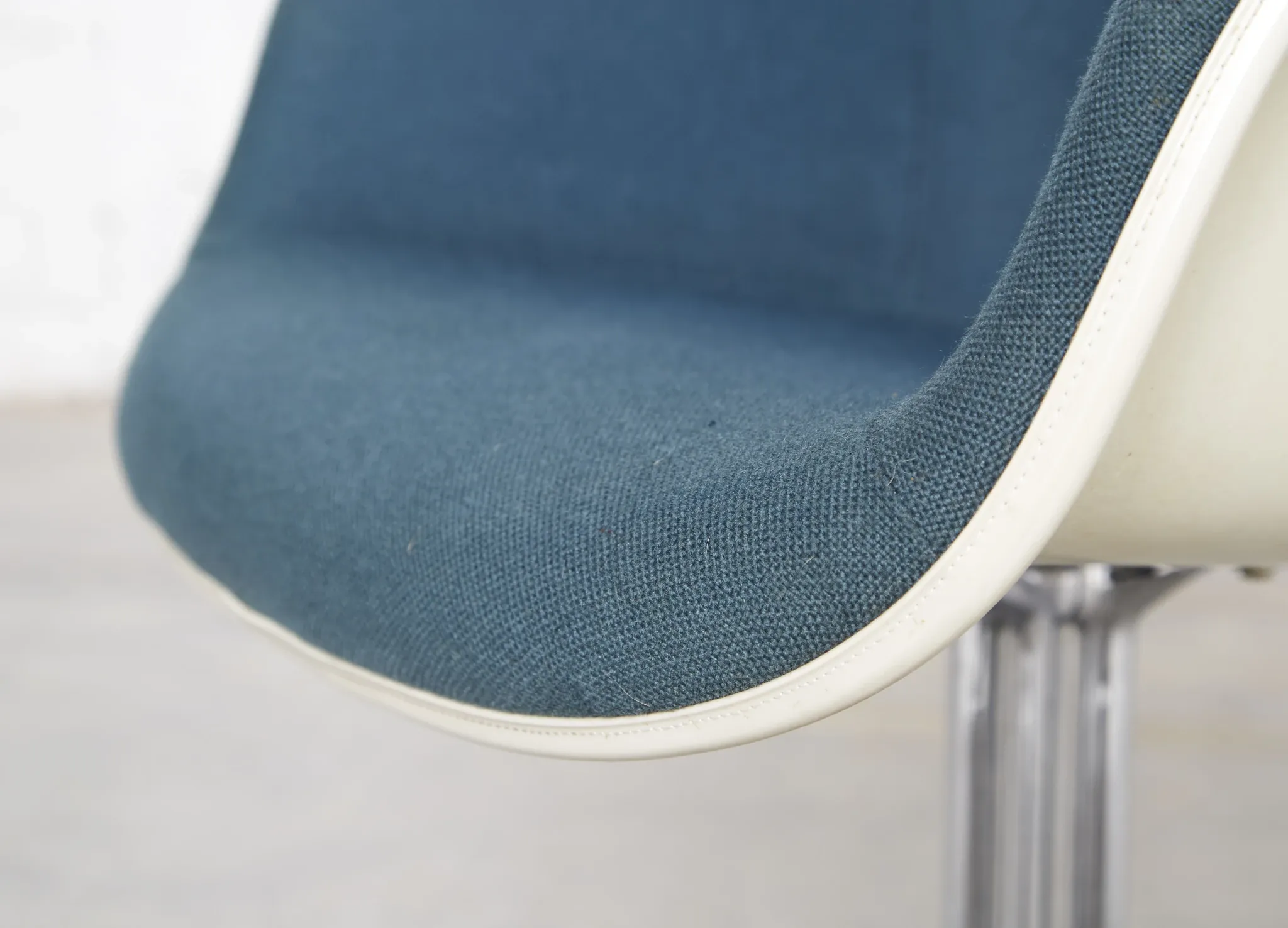 Pair dal la fonda fiberglas chair by charles & ray eames for vitra