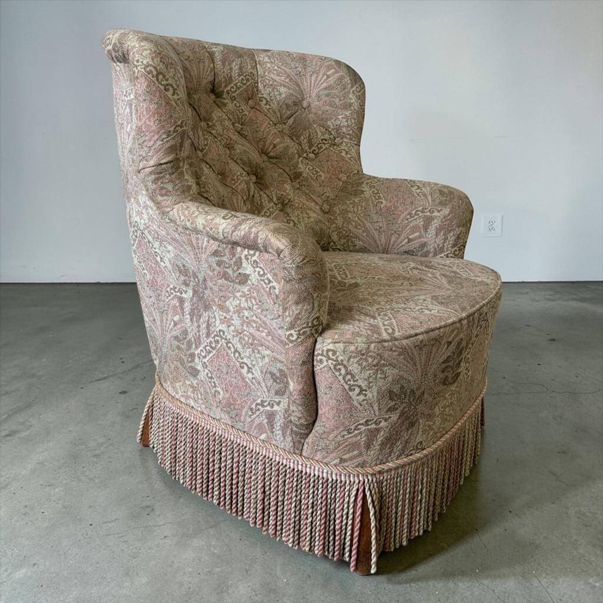 Fauteuil vintage rose clair à fleurs / fauteuil une place avec franges