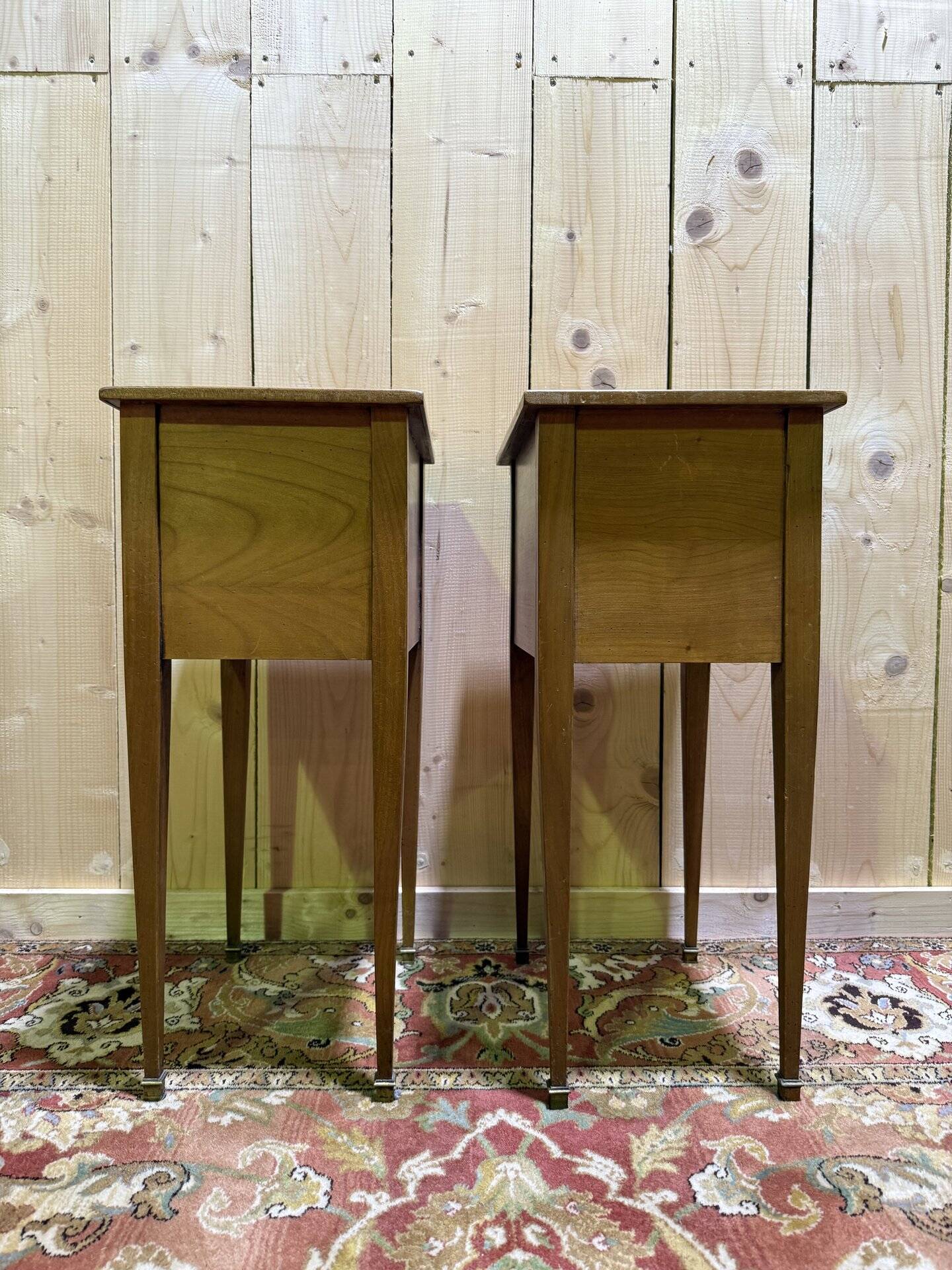 Paire de tables de chevets à niches de style Louis XVI en merisier