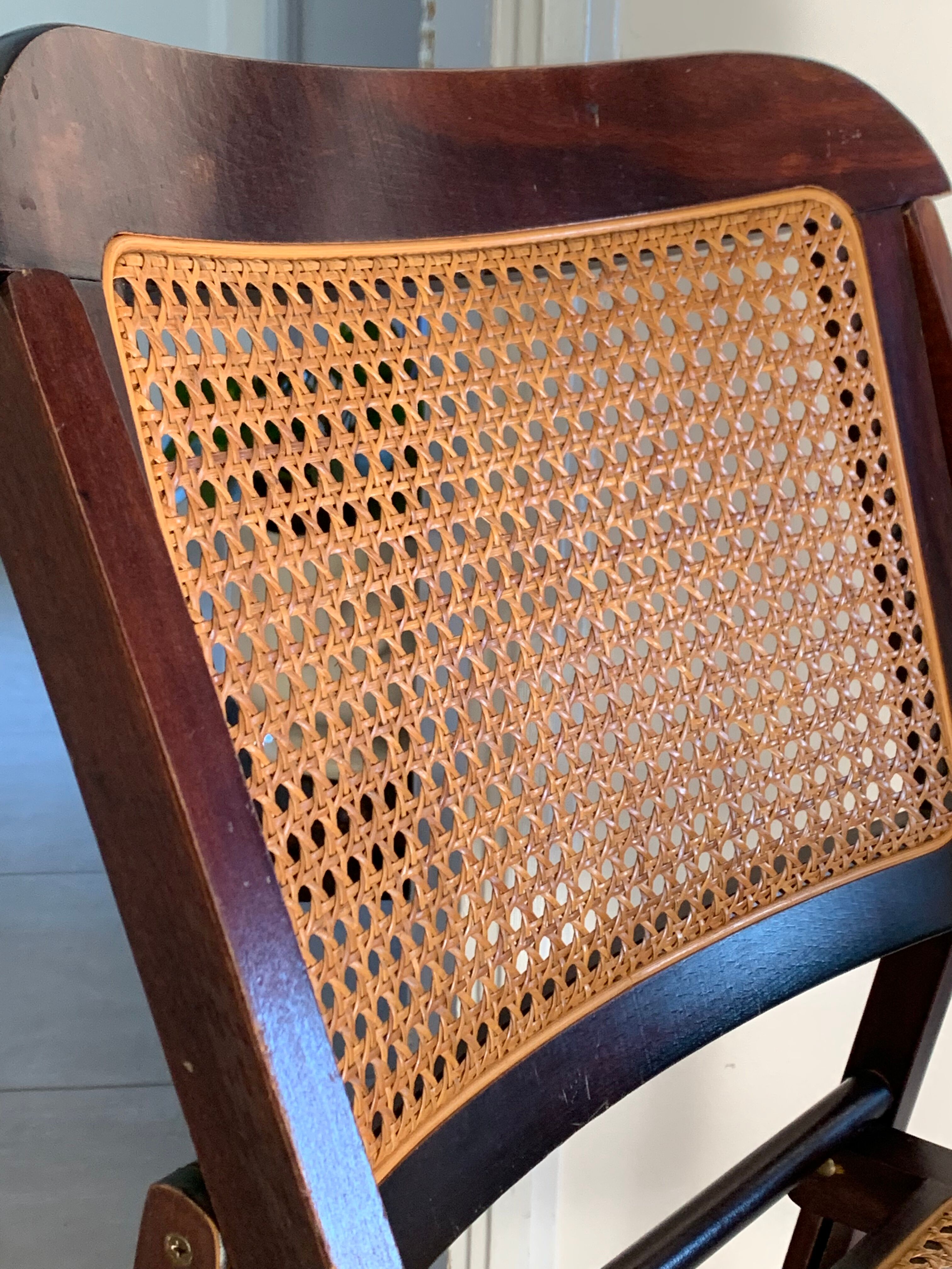 Canned folding chair