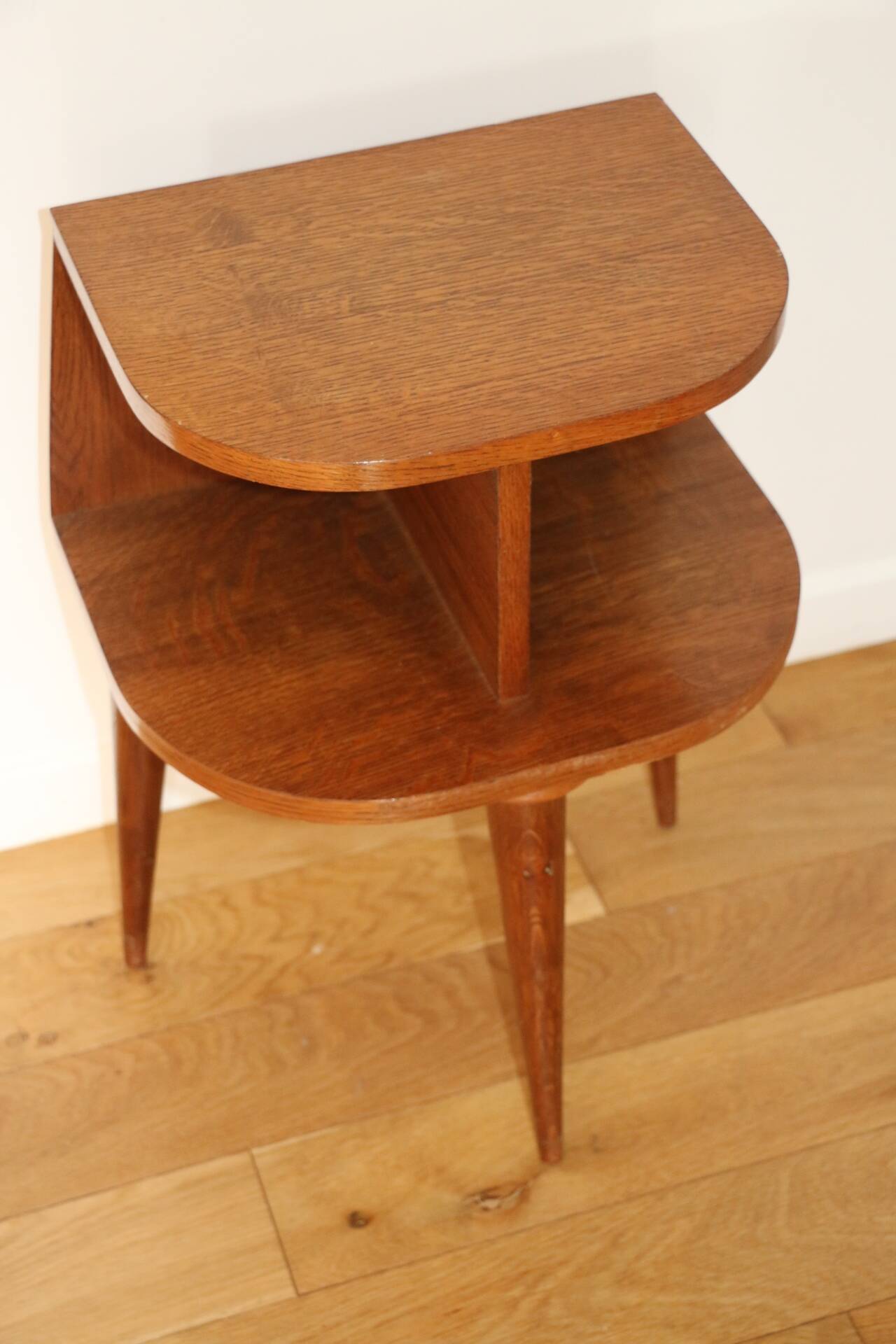 Tripod bedside table veneered in oak, 1950.