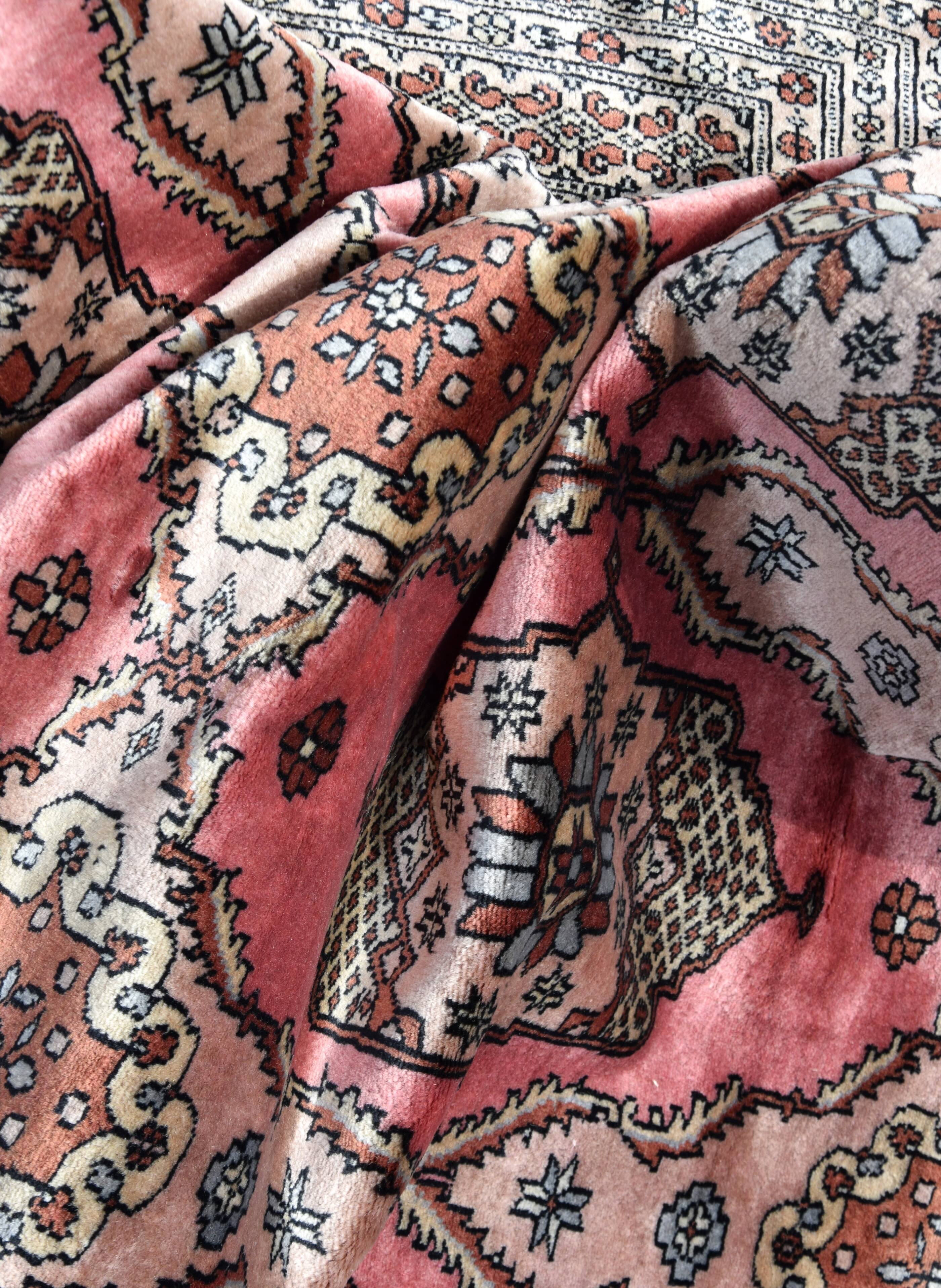 Oriental rug from Pakistan: 1.83 X 2.75 meters. Handmade