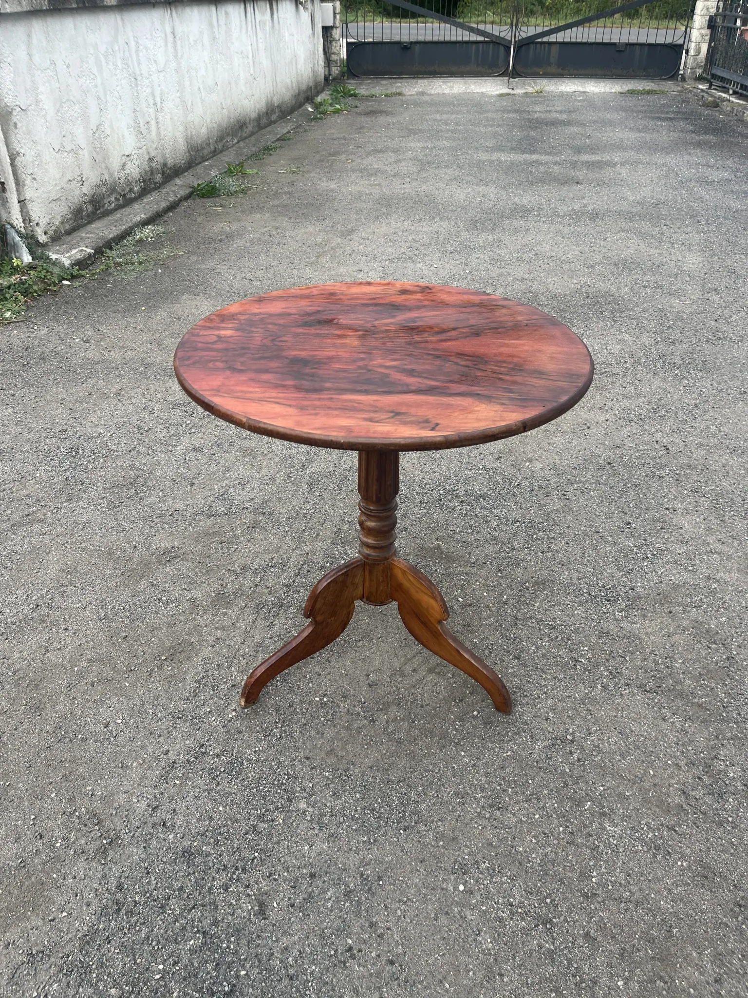 Antique round mahogany guéridon – Tripod central leg – 19th century