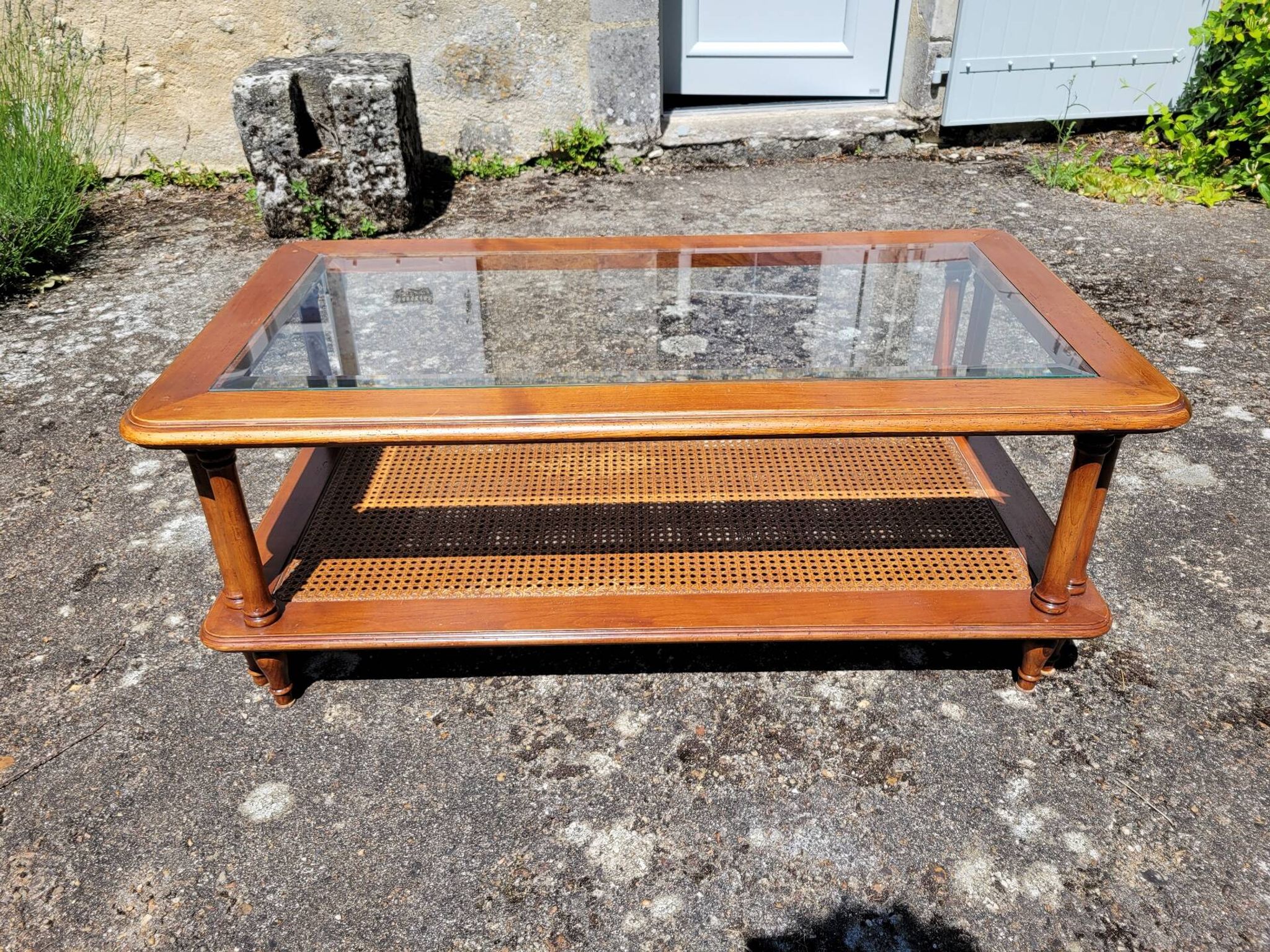 Table basse en merisier, verre et cannage