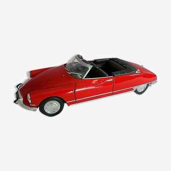 Welly Citroen DS 19 red convertible 1/24th miniature car