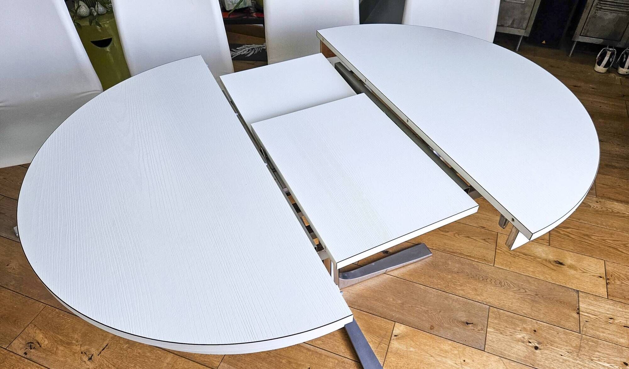 Extendable round table in white formica and 4 matching chairs by Roche Bobois.