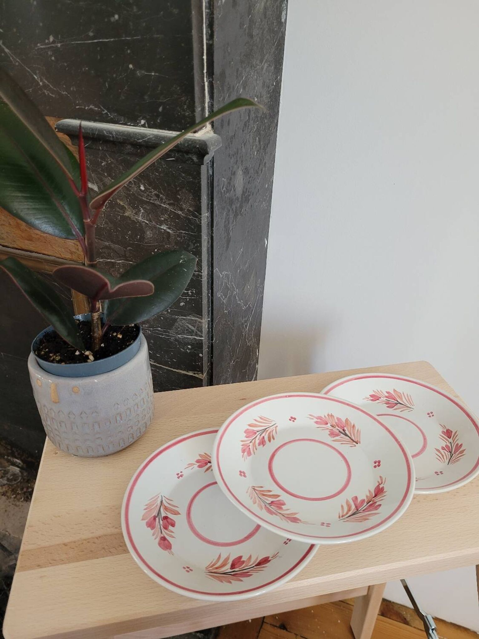 Set of 3 small opaque porcelain plates