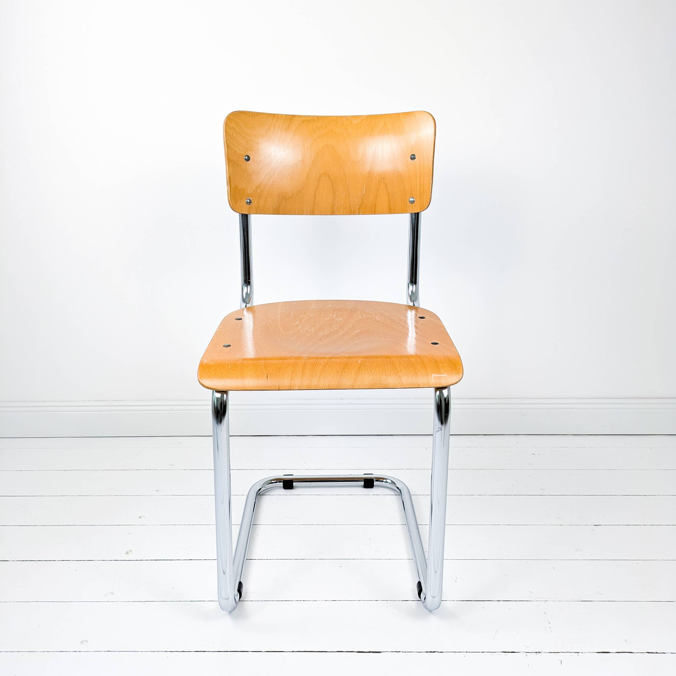 Chaise cantilever vintage métal chromé et bois