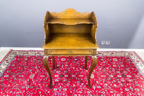 Table de chevet ou table d’appoint en chêne de style rococo, vers les années 1930