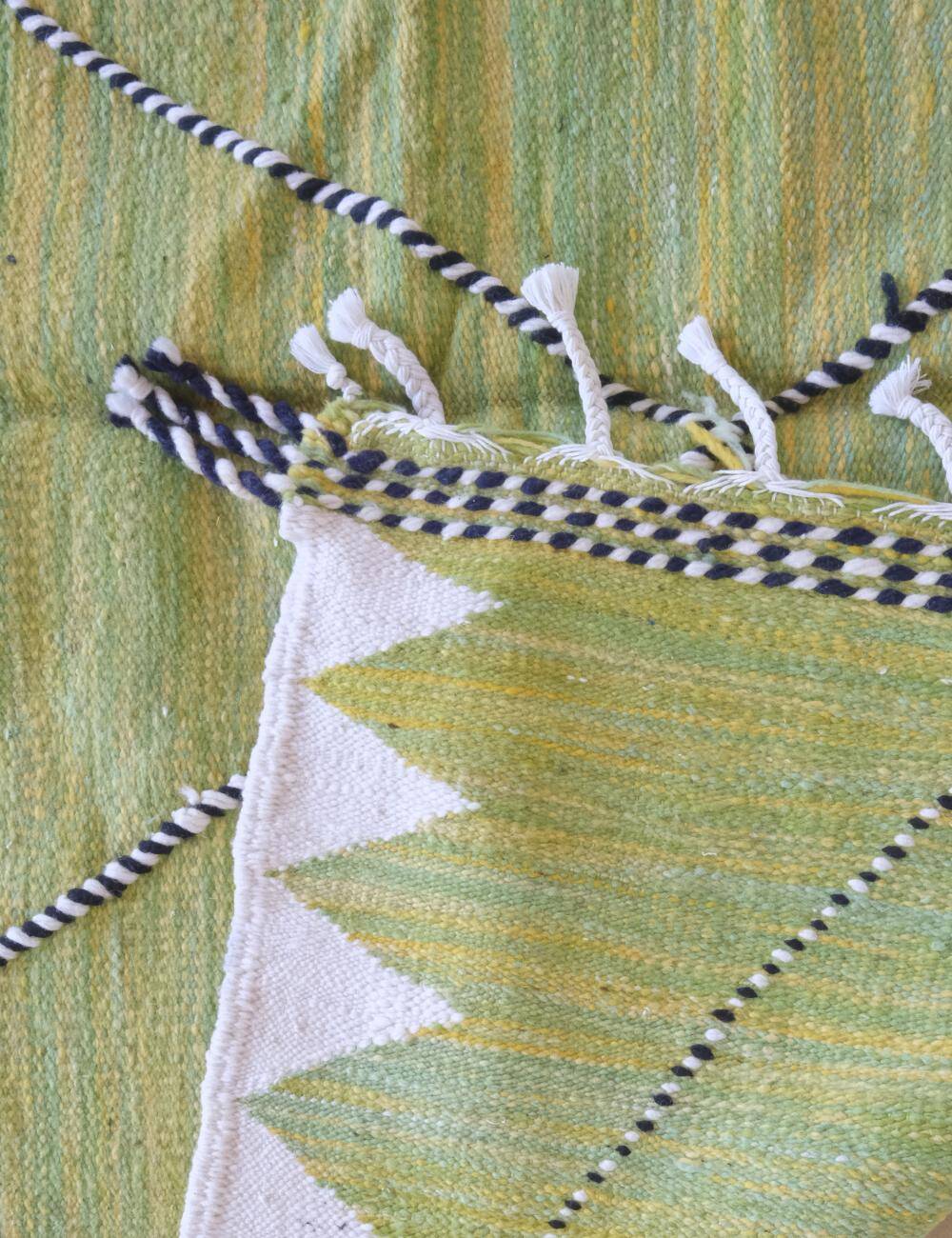 Lime green Kilim rug - 307 x 196 cm