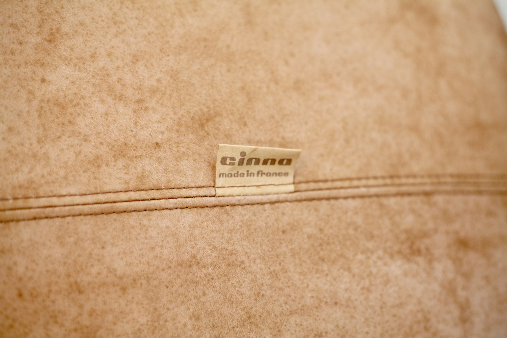 Cinna sofa. Circa 1970. Foam and "caramel" leather. 3 seats.