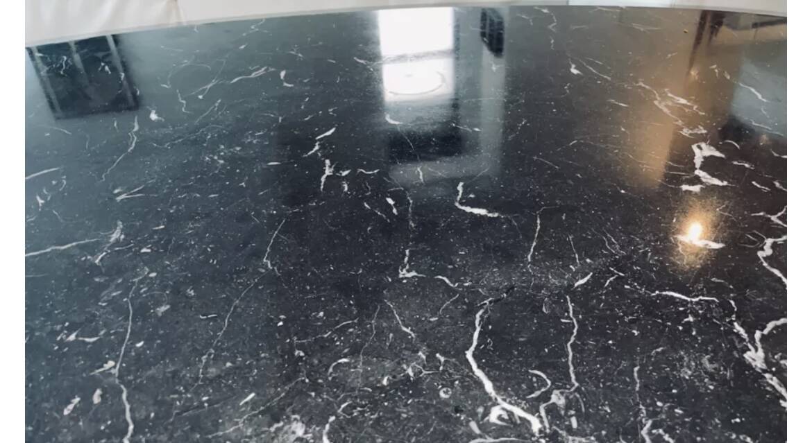 Table basse pied tulipe en marbre noir
