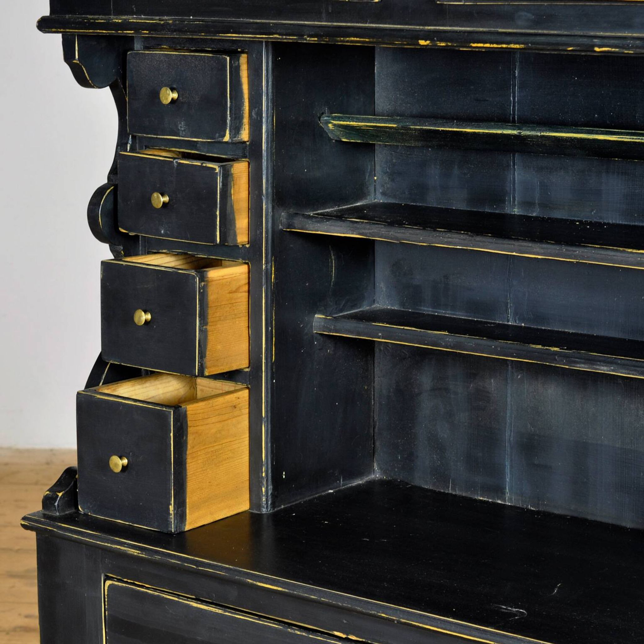 Armoire en pin noir, vers 1900