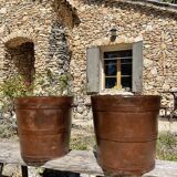 Cache pots en fer rivetés