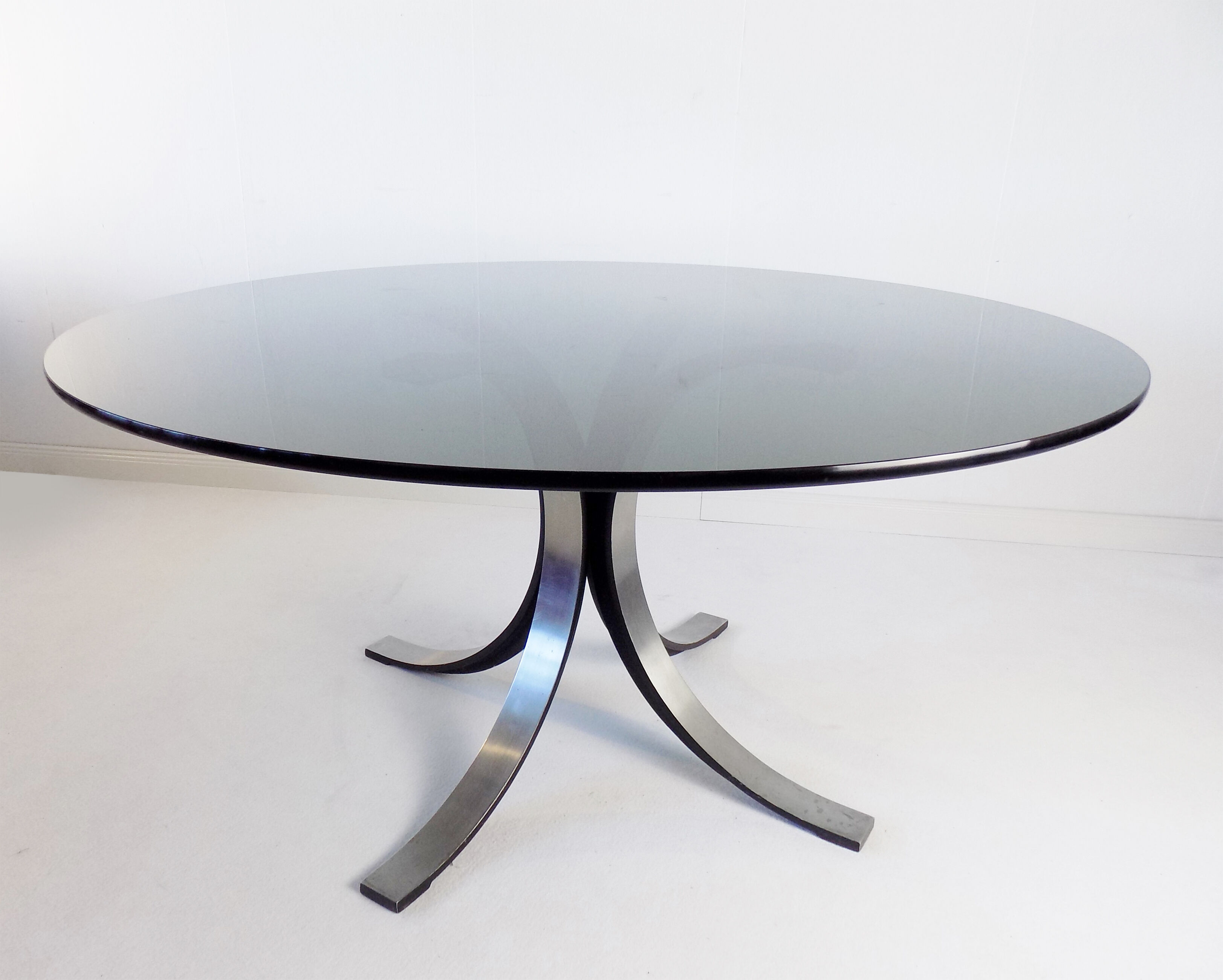 Tecno T69 side table by Osvaldo Borsani and Eugenio Gerli