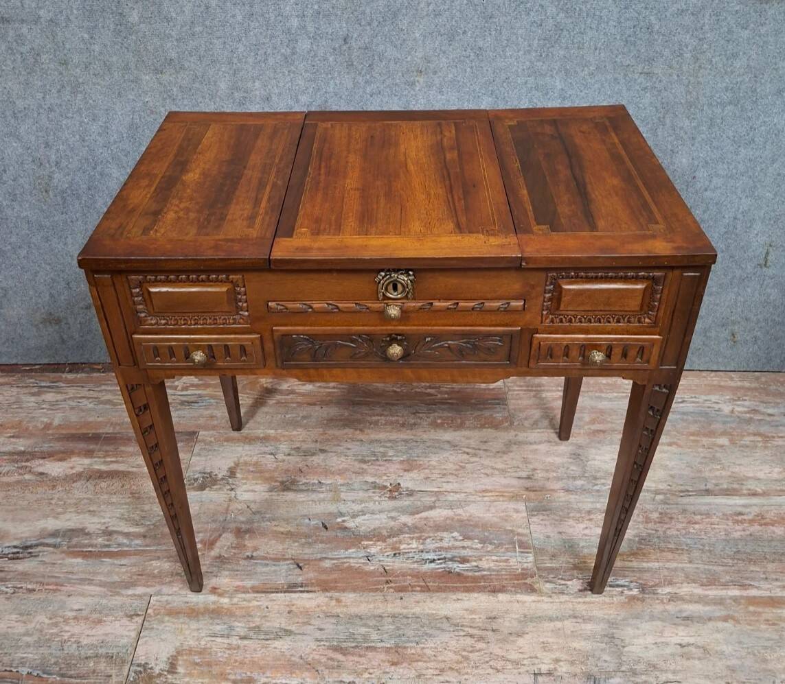 Dressing table / vanity from the Louis XVI period in walnut.