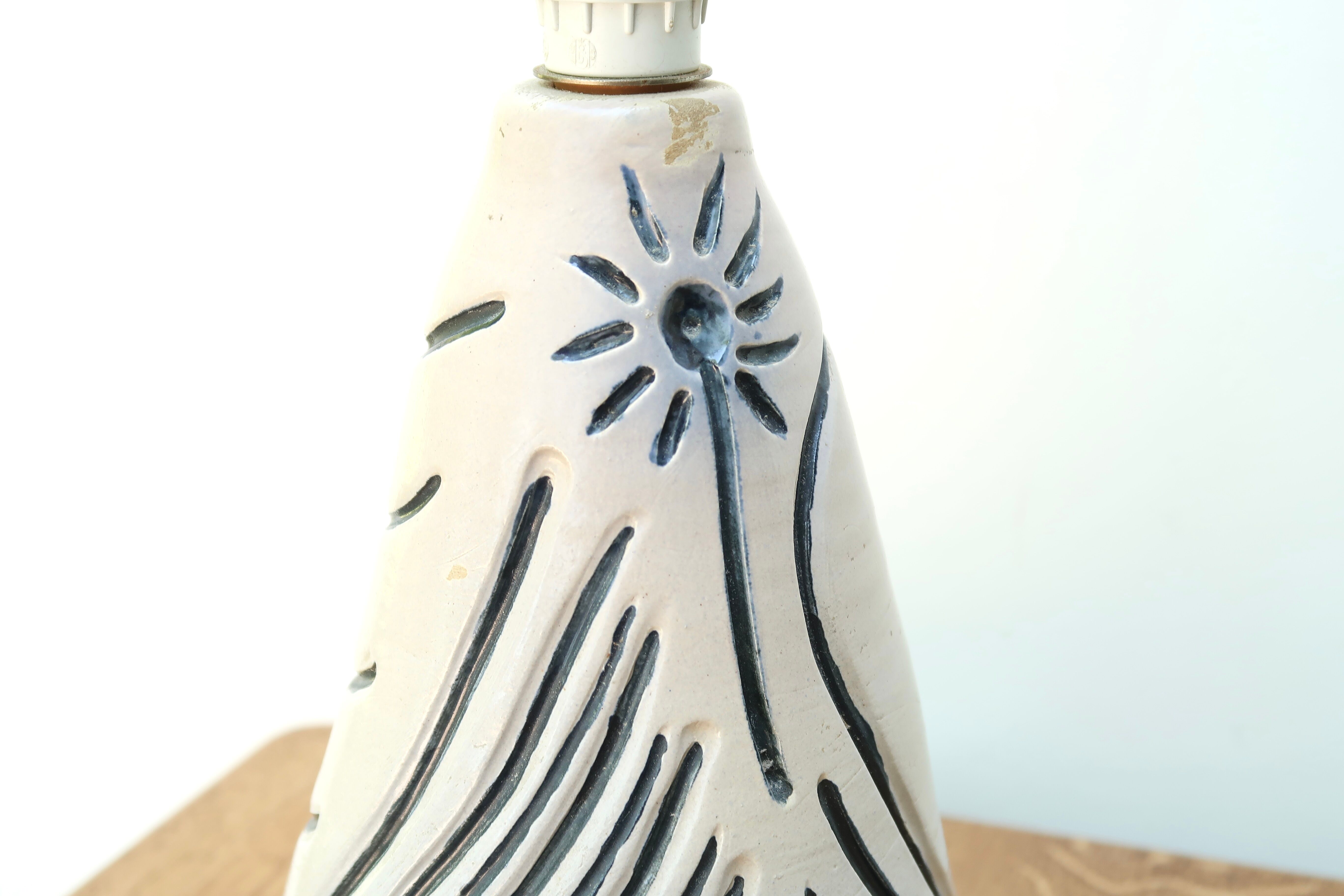 Lampe blanche et bleue en céramique, abat jour en raphia