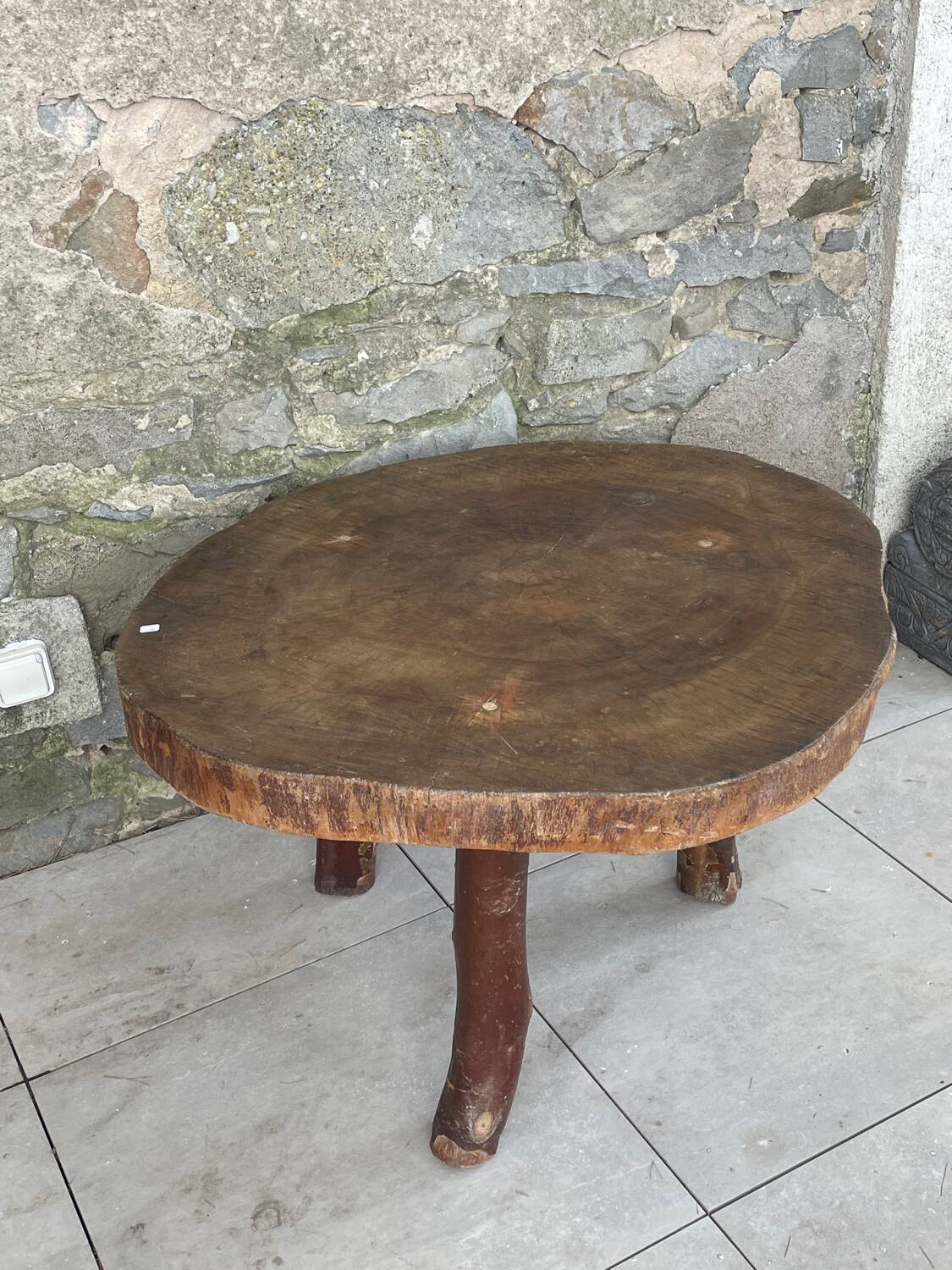 Table basse brutaliste en bois
