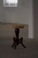 Adjustable Victorian-style piano stool with a jute fabric seat, early 20th century.
