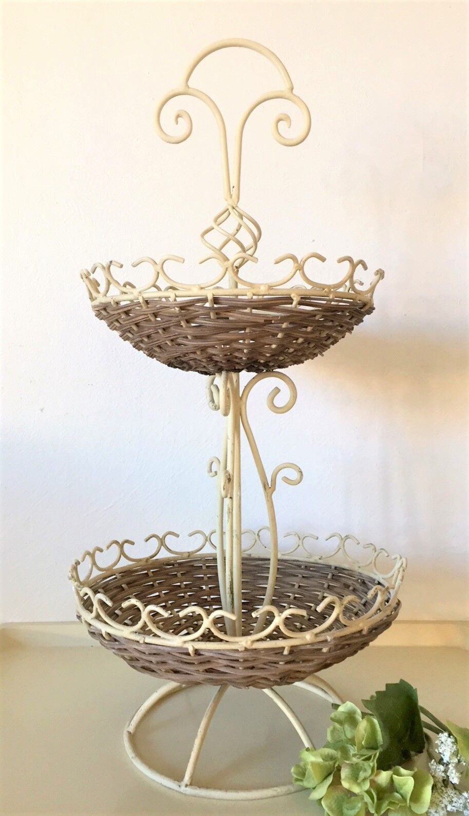 Display 2-tiered structure patinated metal rattan baskets