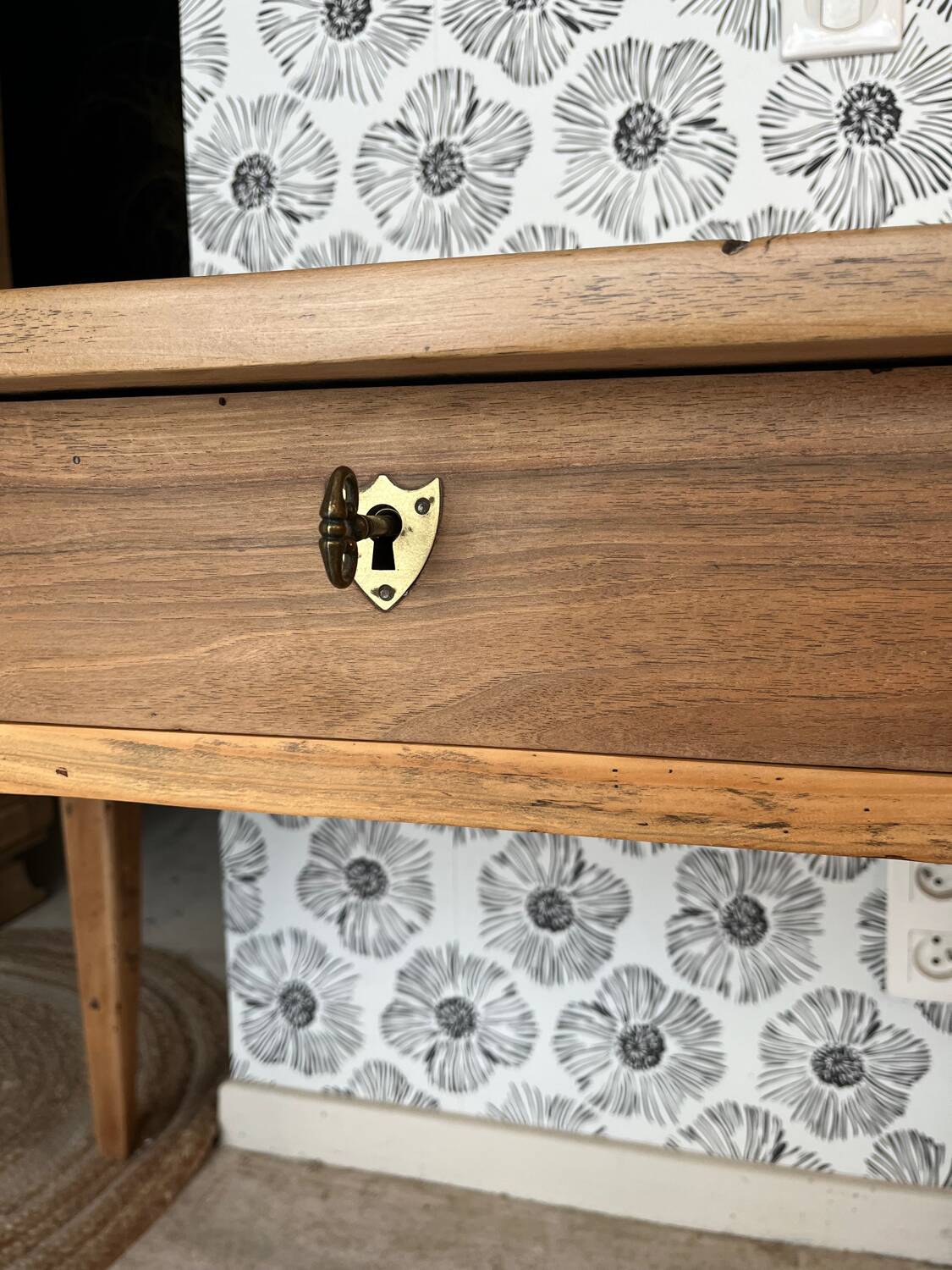 Nino solid wood walnut desk with drawer