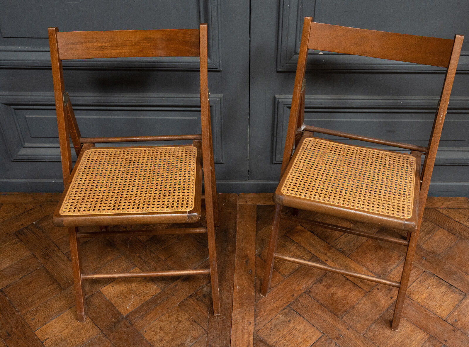 Suite of 11 folding chairs with canning 1980 wooden surround