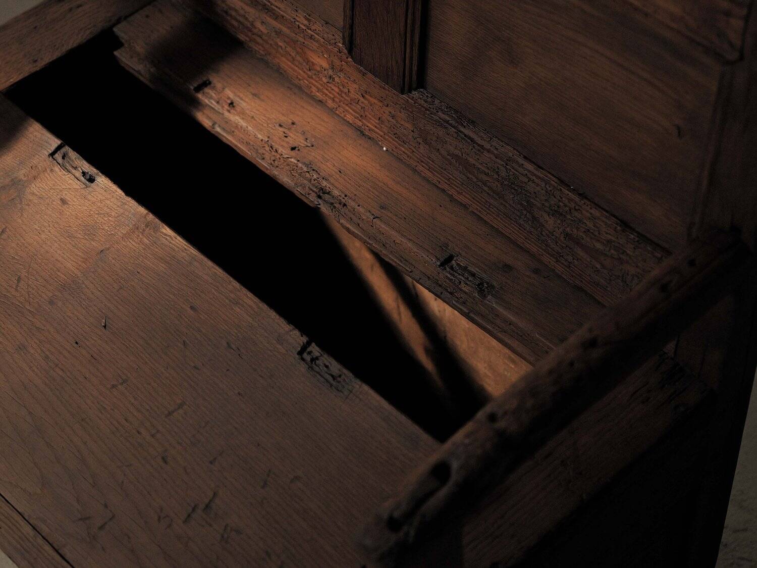 Farm chest bank in solid wood, Auvergne, 19th century