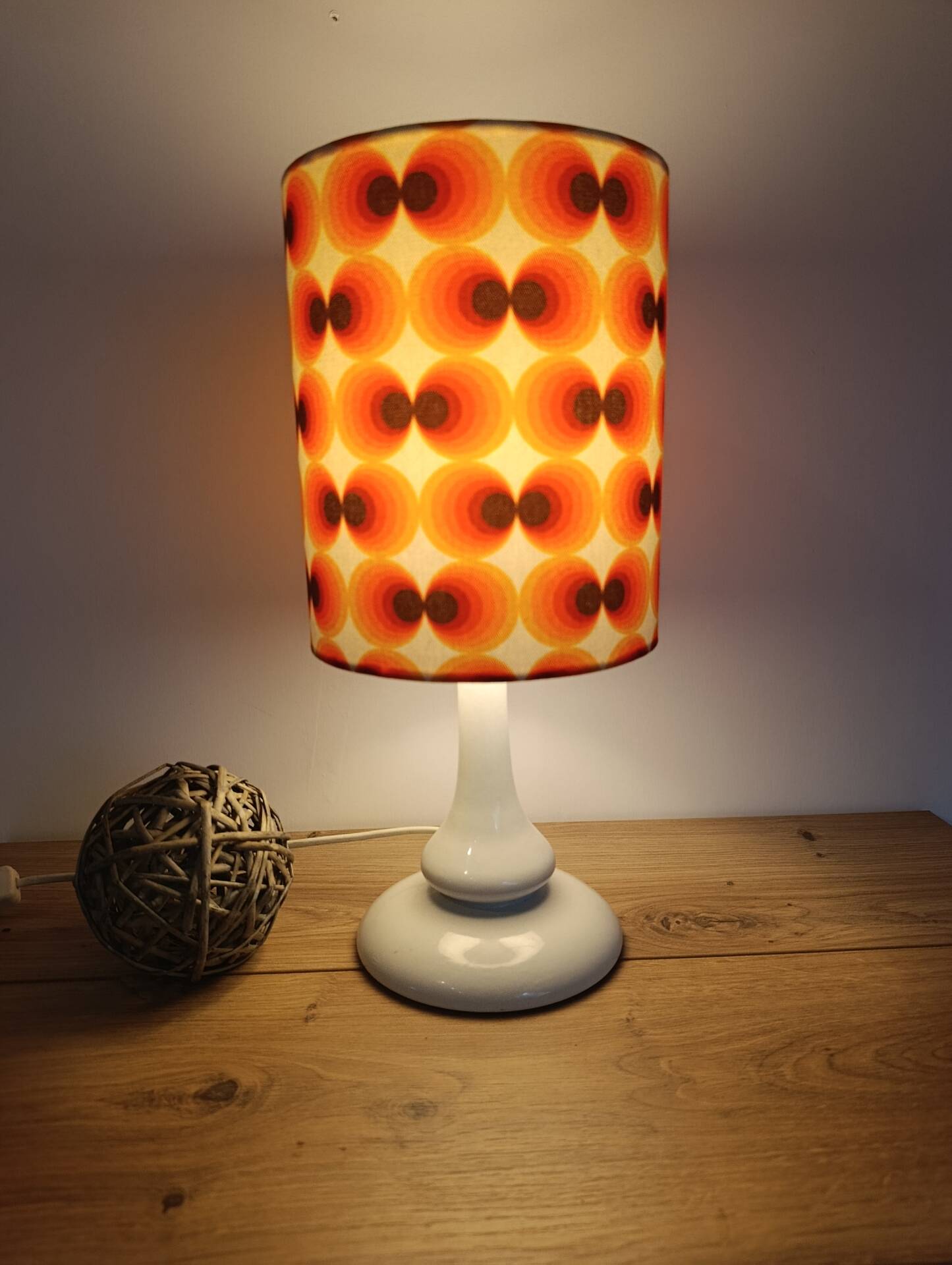 Table lamp in a seventies style | orange psychedelic round lampshade