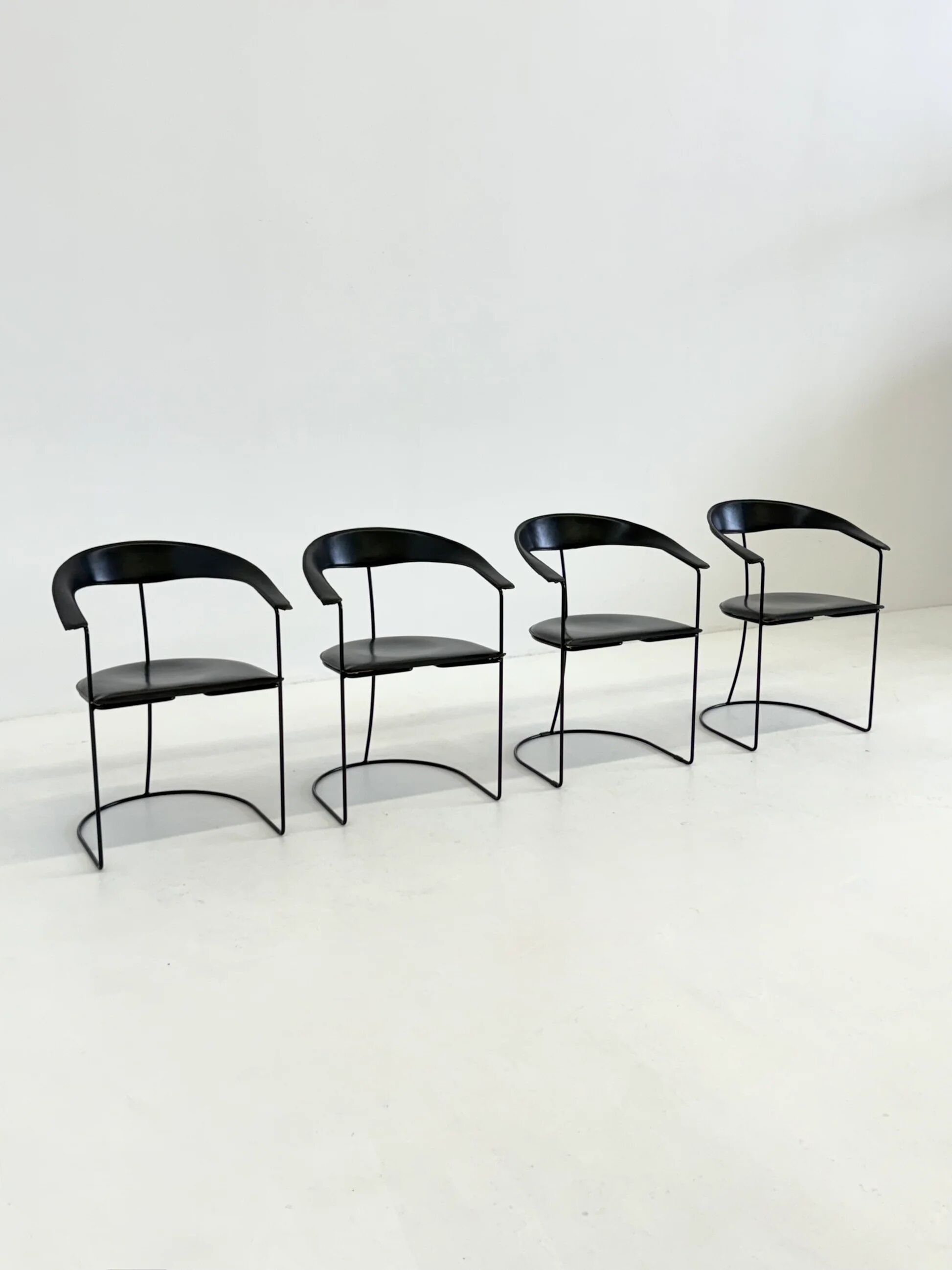 Ensemble de 8 chaises de salle à manger vintage Arrben Ursala en cuir noir.