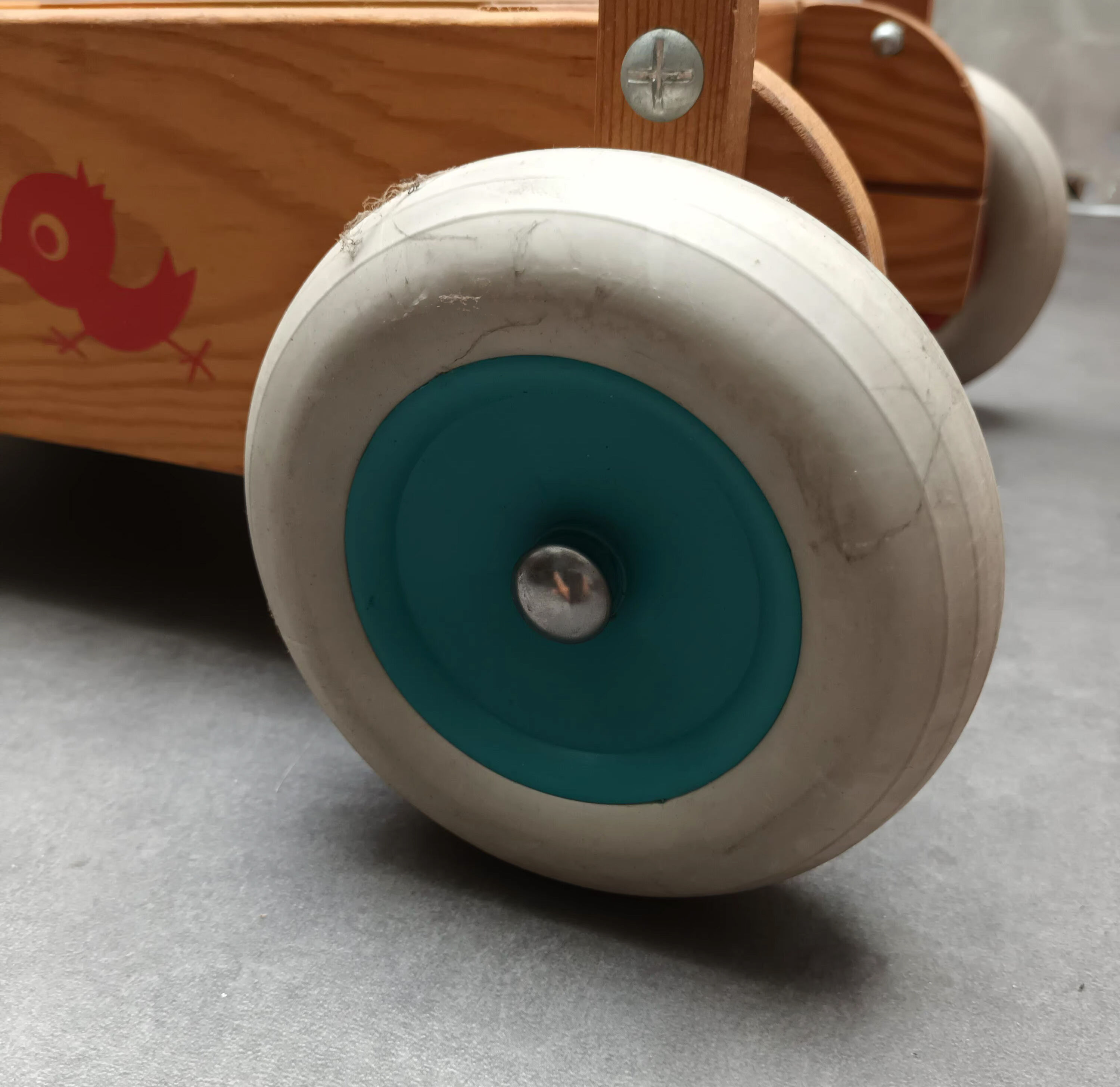 Walking trolley with multicolored wooden cubes