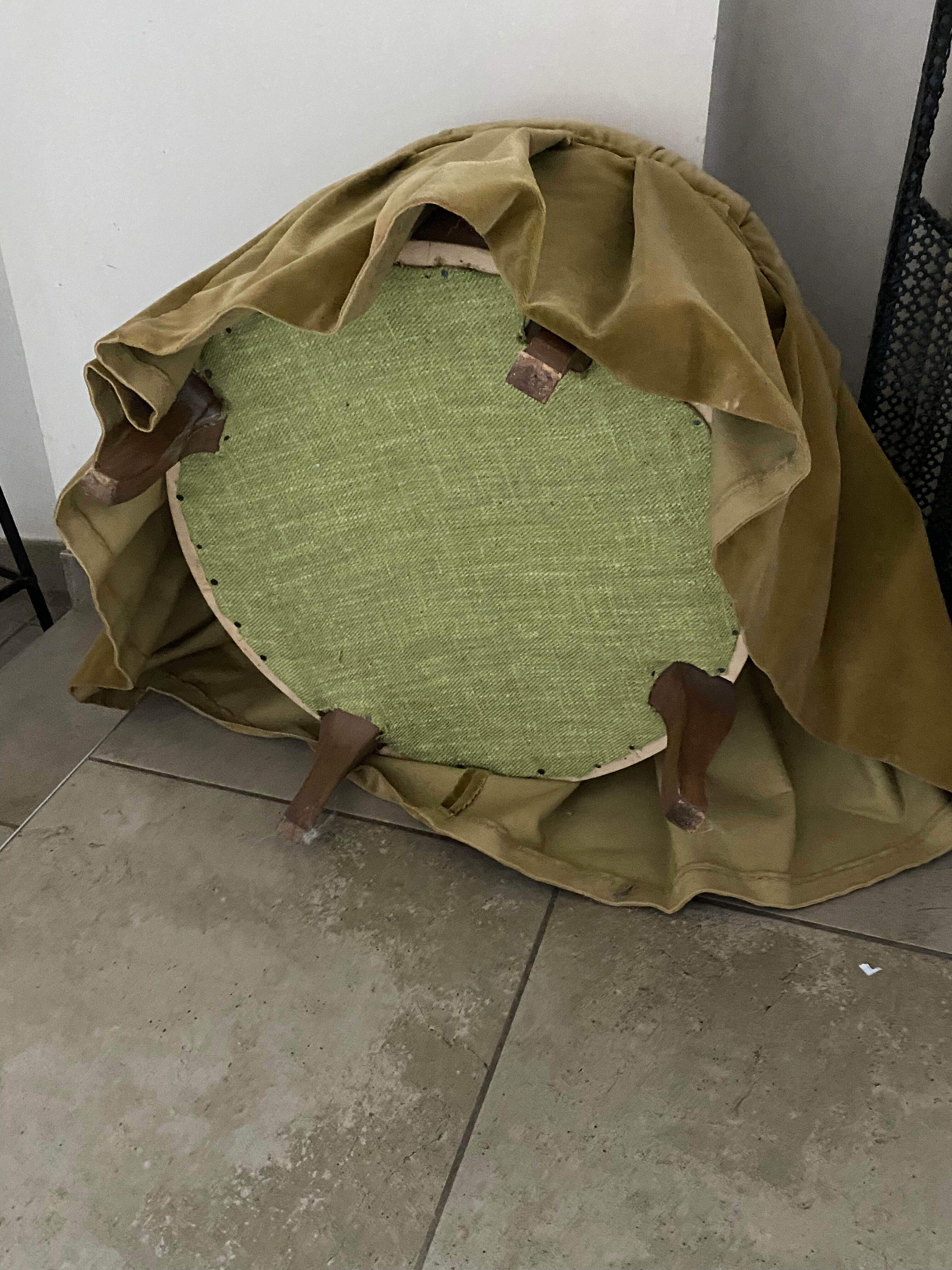 Round velvet pouf