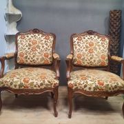 Paire de larges fauteuils style Louis XV