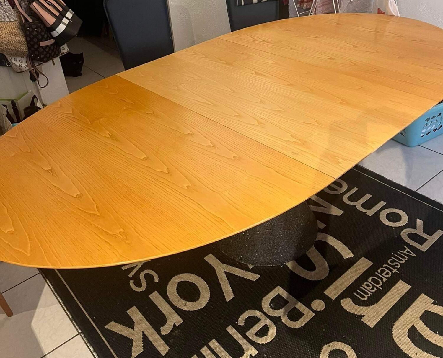 Extendable oval table by Arnold Merckx for Arco 90s