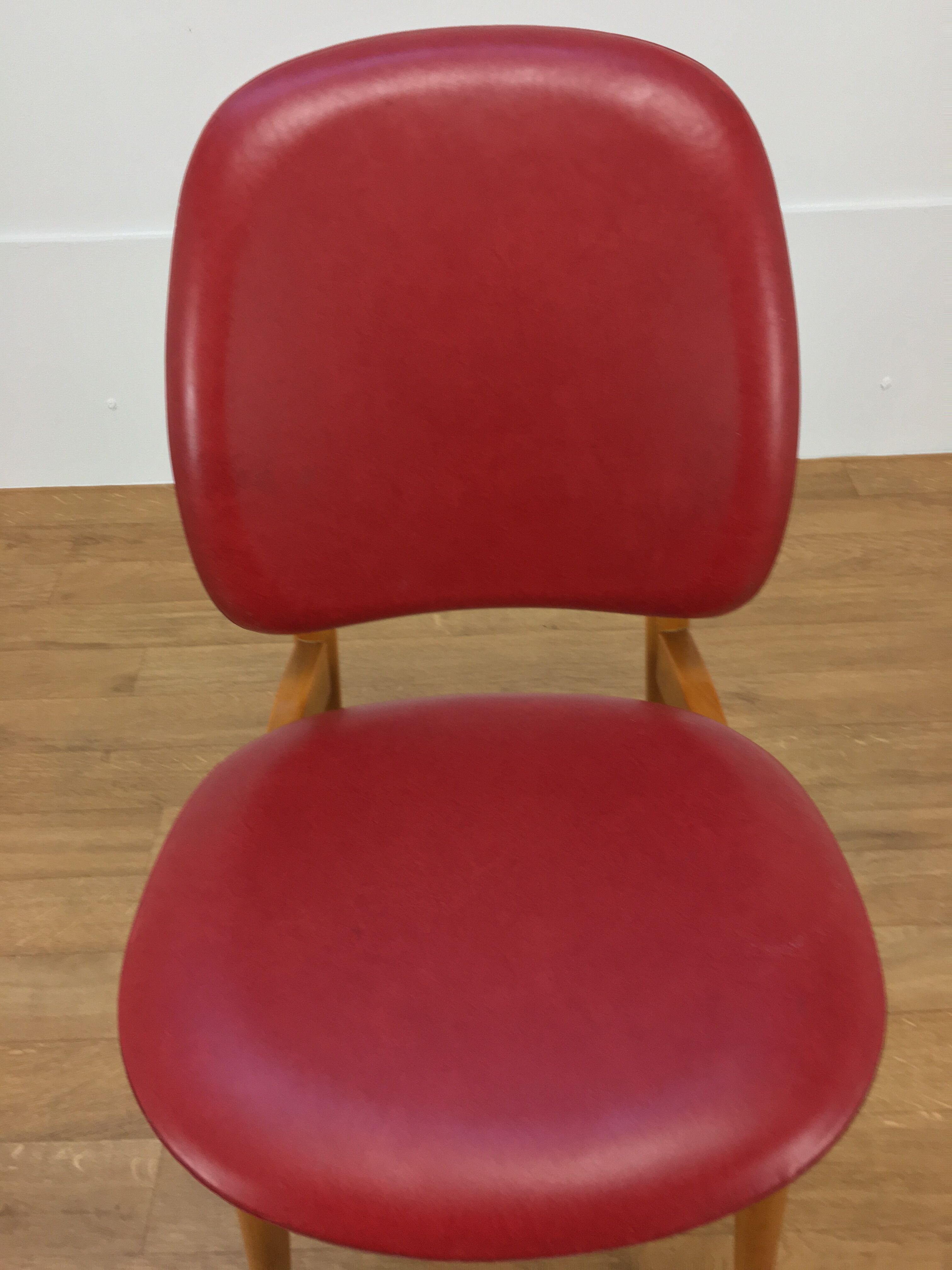 Bureau et chaise Baumann Pégase rouges, pieds compas