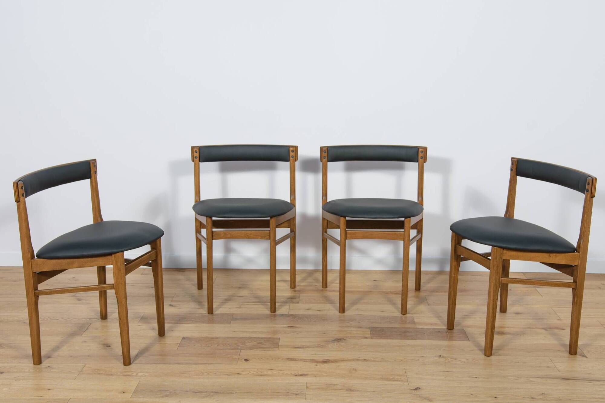 Mid-Century Round Extendable Dining Table and Chairs from McIntosh, 1960s, Set of 5