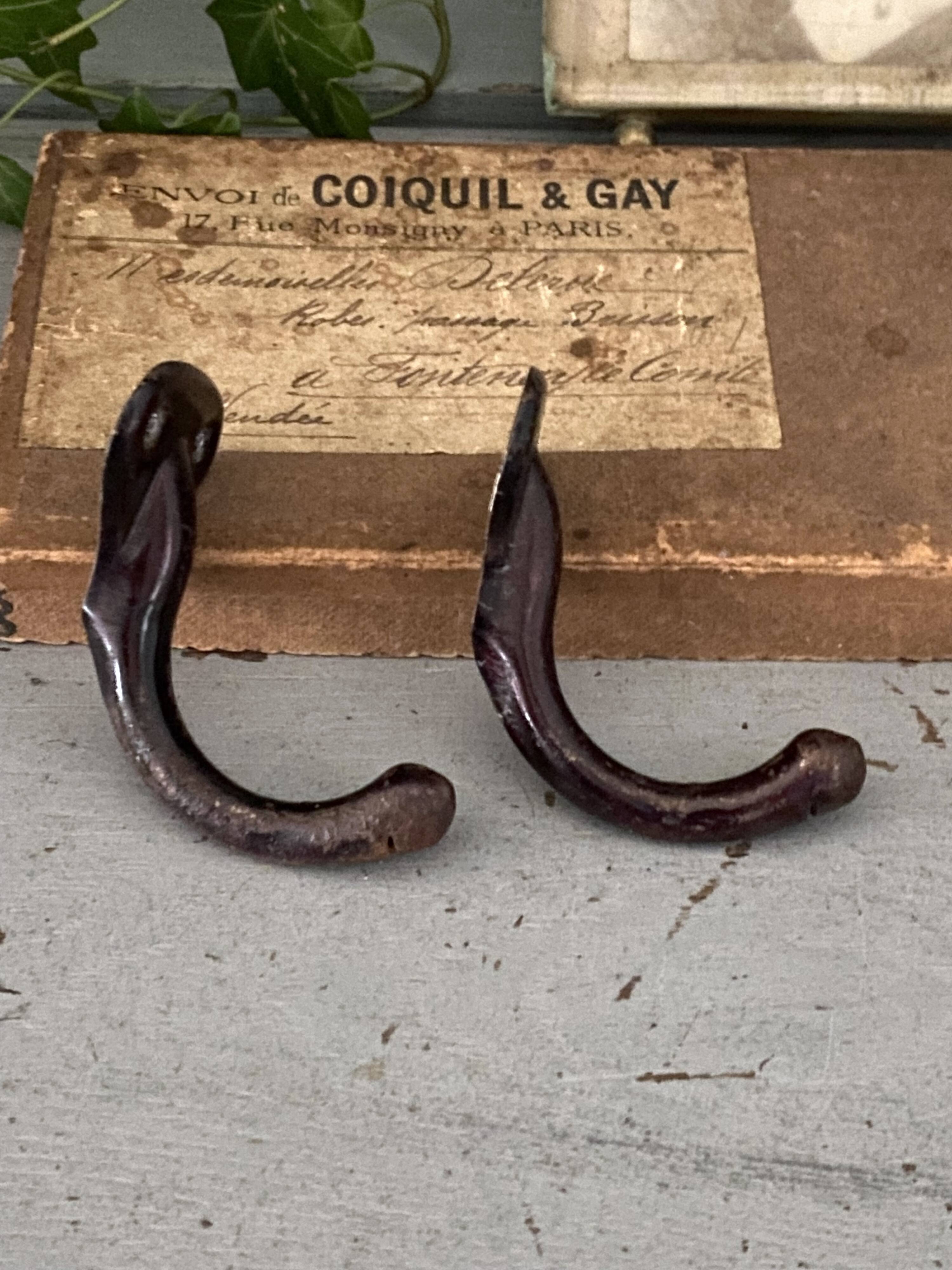 Paire de crochets métalliques
