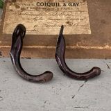 Paire de crochets métalliques