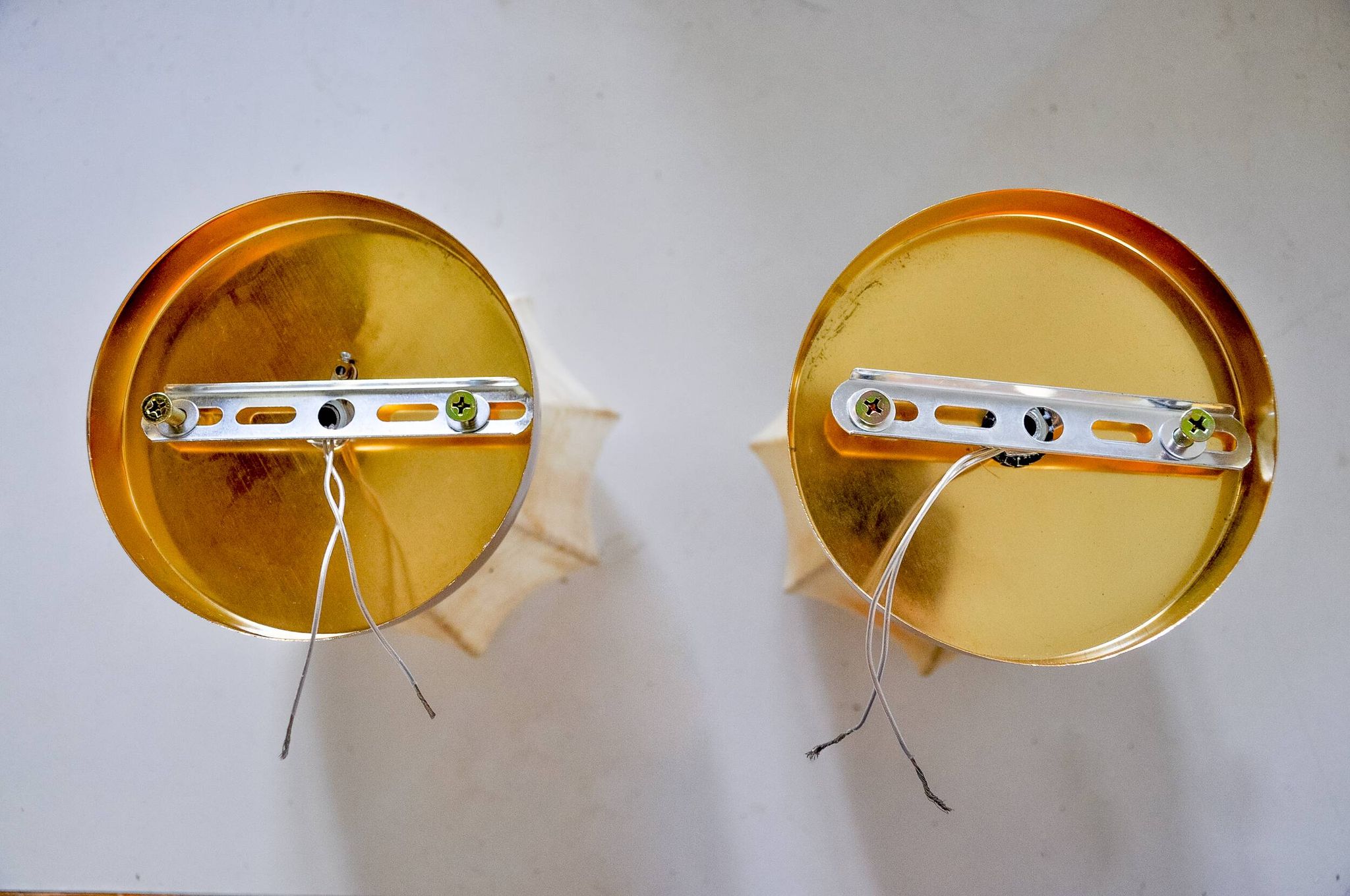 Pair of "cocoon" wall lights, resin and pine, Italy, 1970