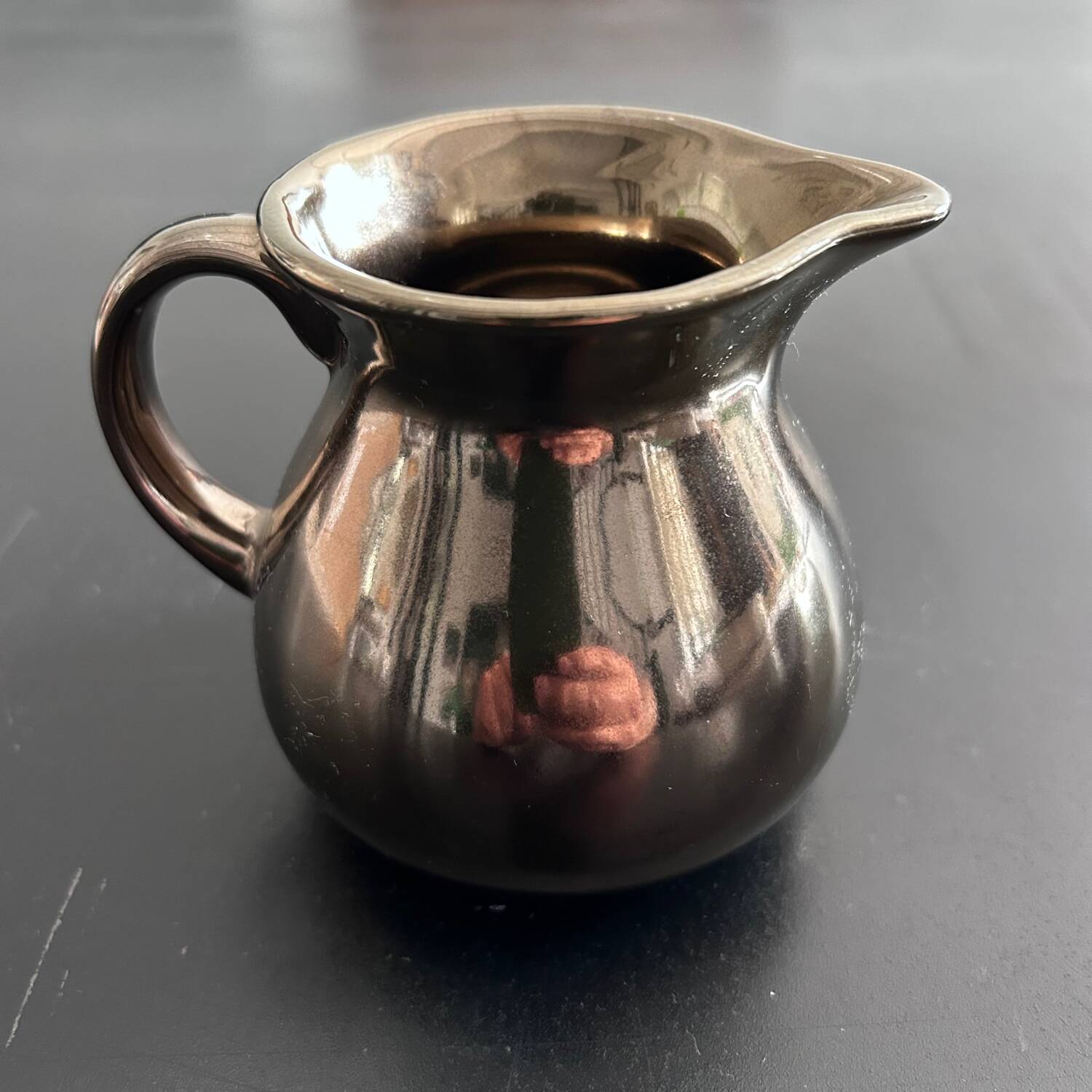 Crémier anglais en faïence bronze