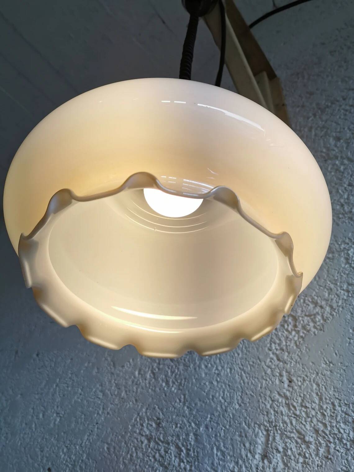 Suspension vintage en verre blanc : Éclairage de cuisine moderne du milieu du siècle