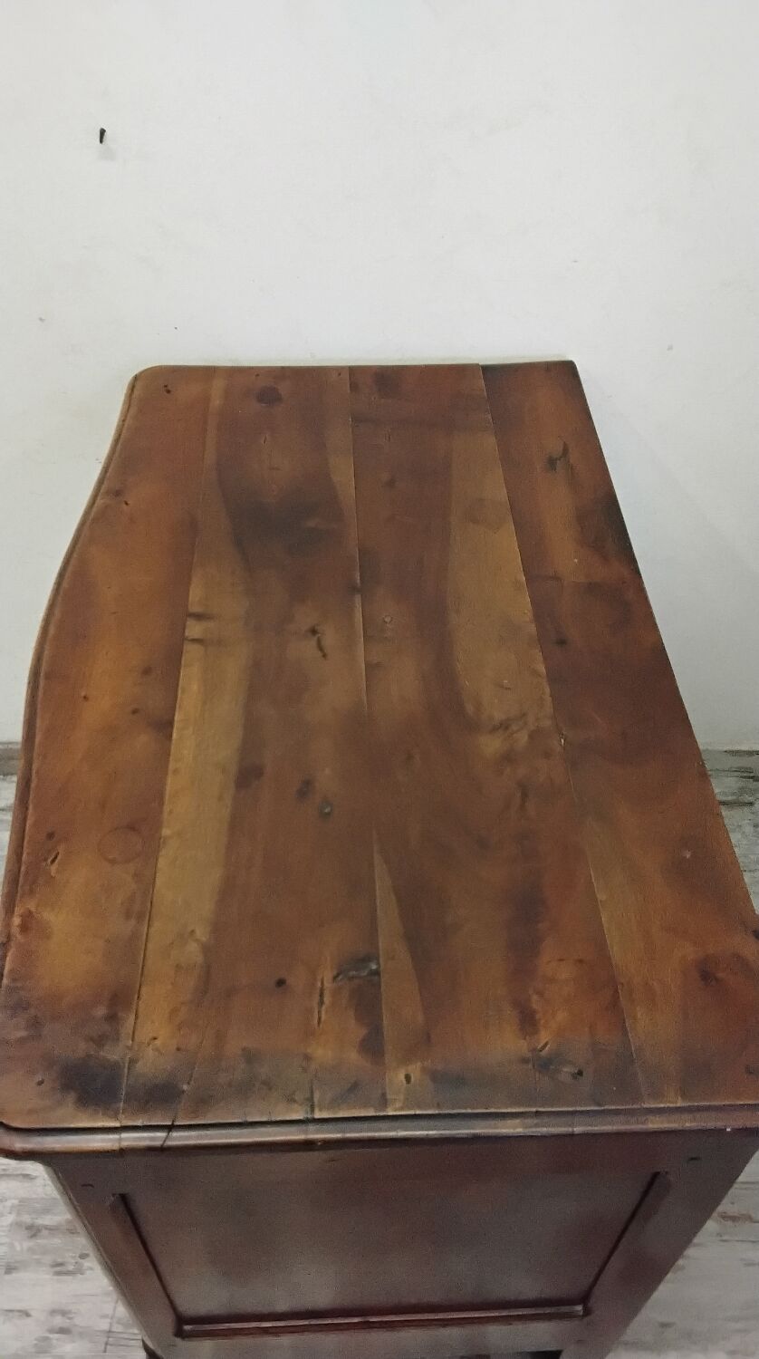 Rustic walnut chest of drawers from the 18th century