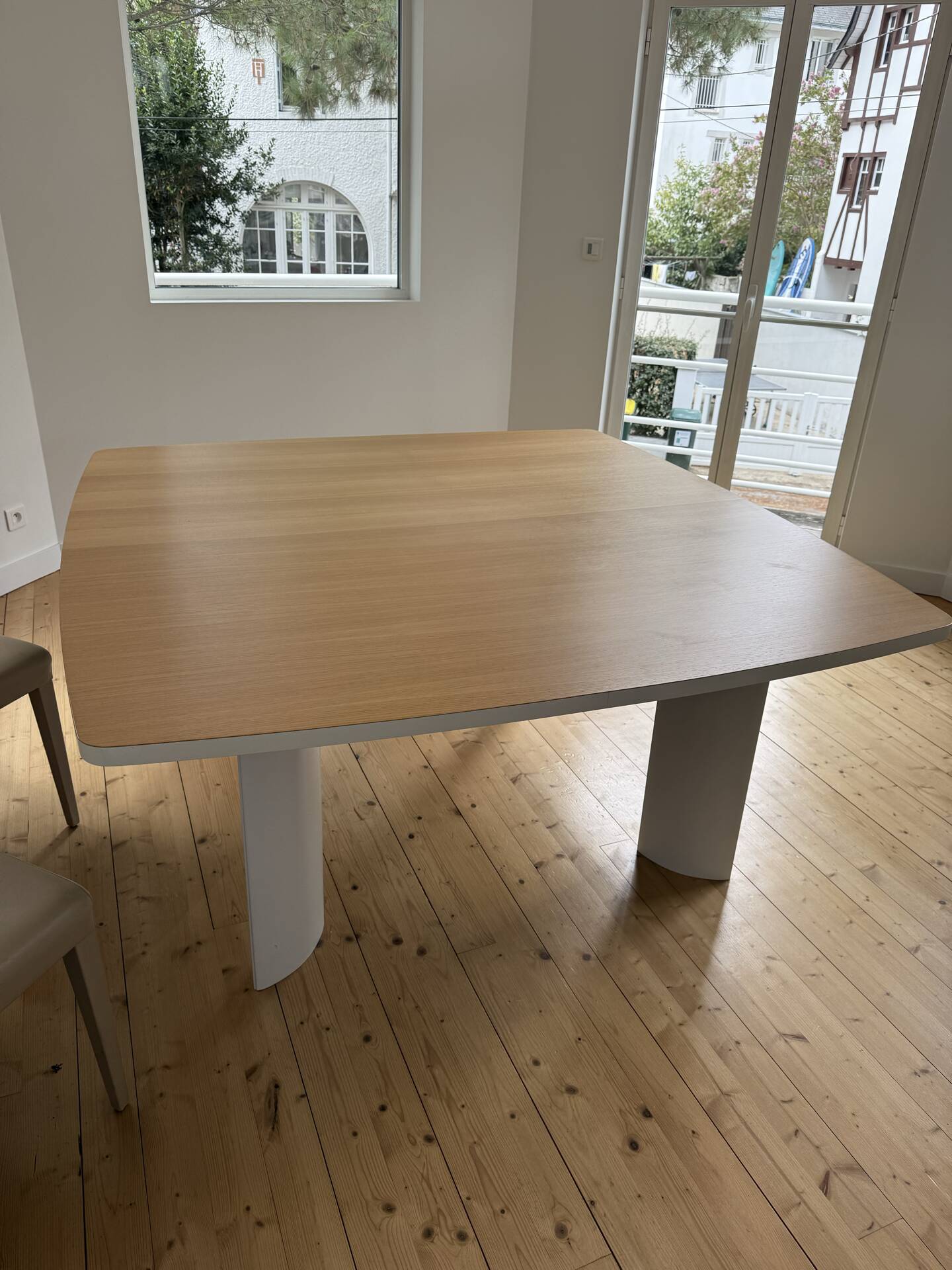 Large contemporary table of 1600x1600.