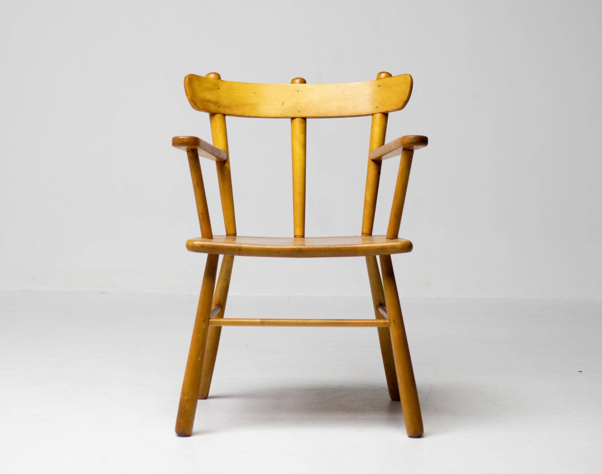 Danish organic armchair in solid birch, curved backrest, 1950s design.