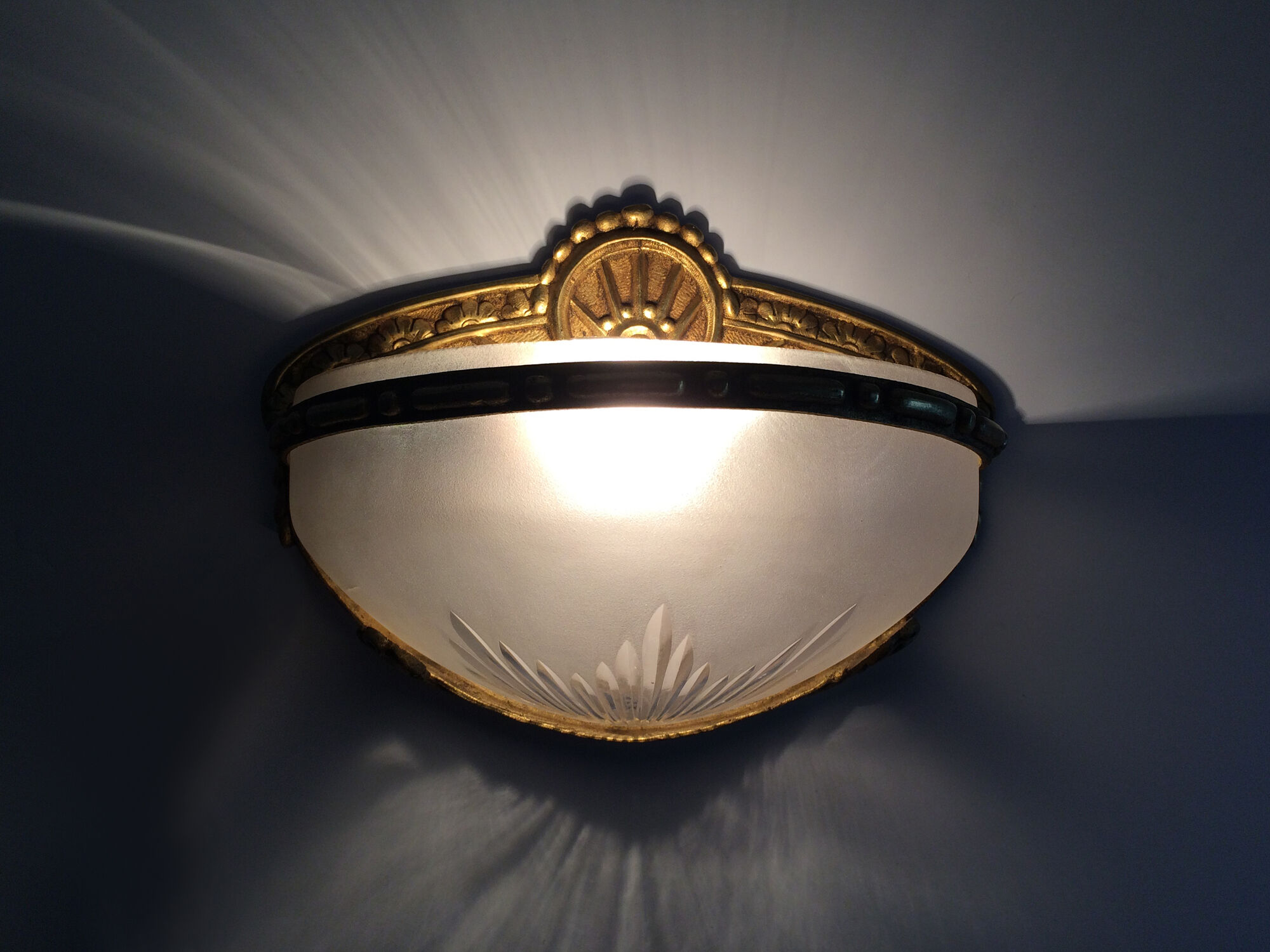 Pair of half moon Art Deco wall sconces in bronze and engraved glass 20/30