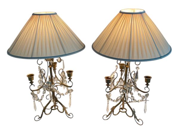 Paire lampes, bougeoirs 3 feux, shabby chic, pampilles en verre, pendeloques, abat-jour tissu plissé