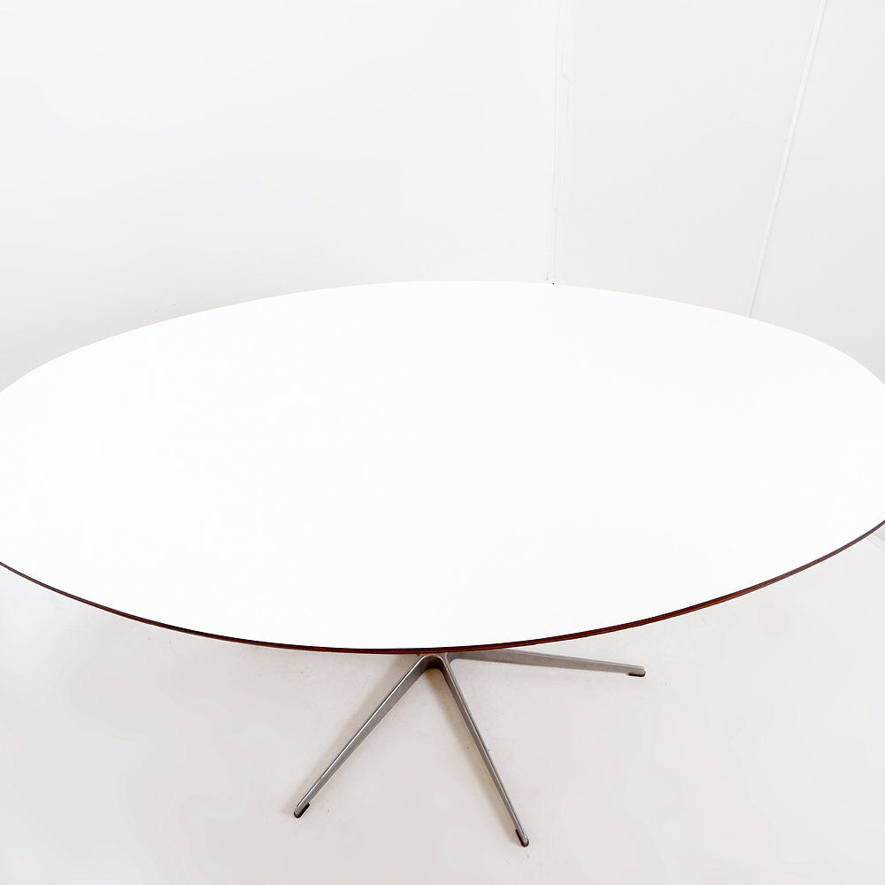 Star-shaped dining table with 6 branches by Arne Jacobsen for Fritz Hansen, 1970s.